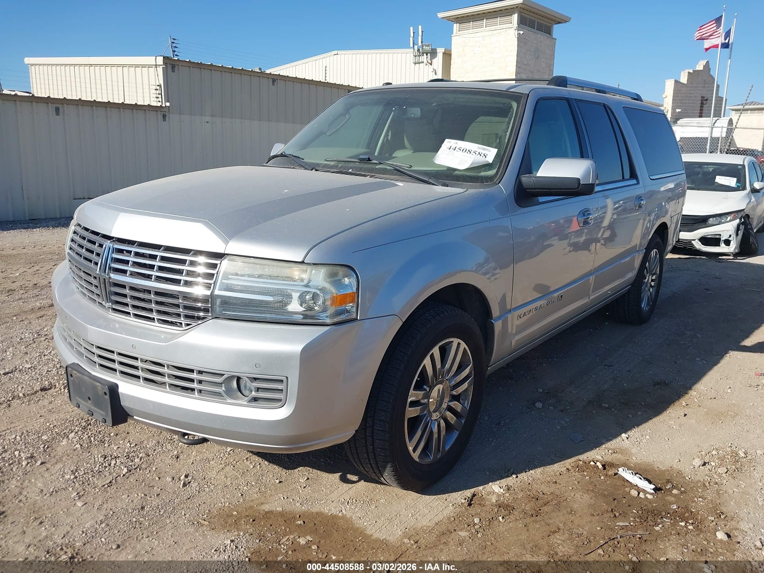2010 Lincoln Navigator L   Silver vin: 5LMJJ3H58AEJ03800