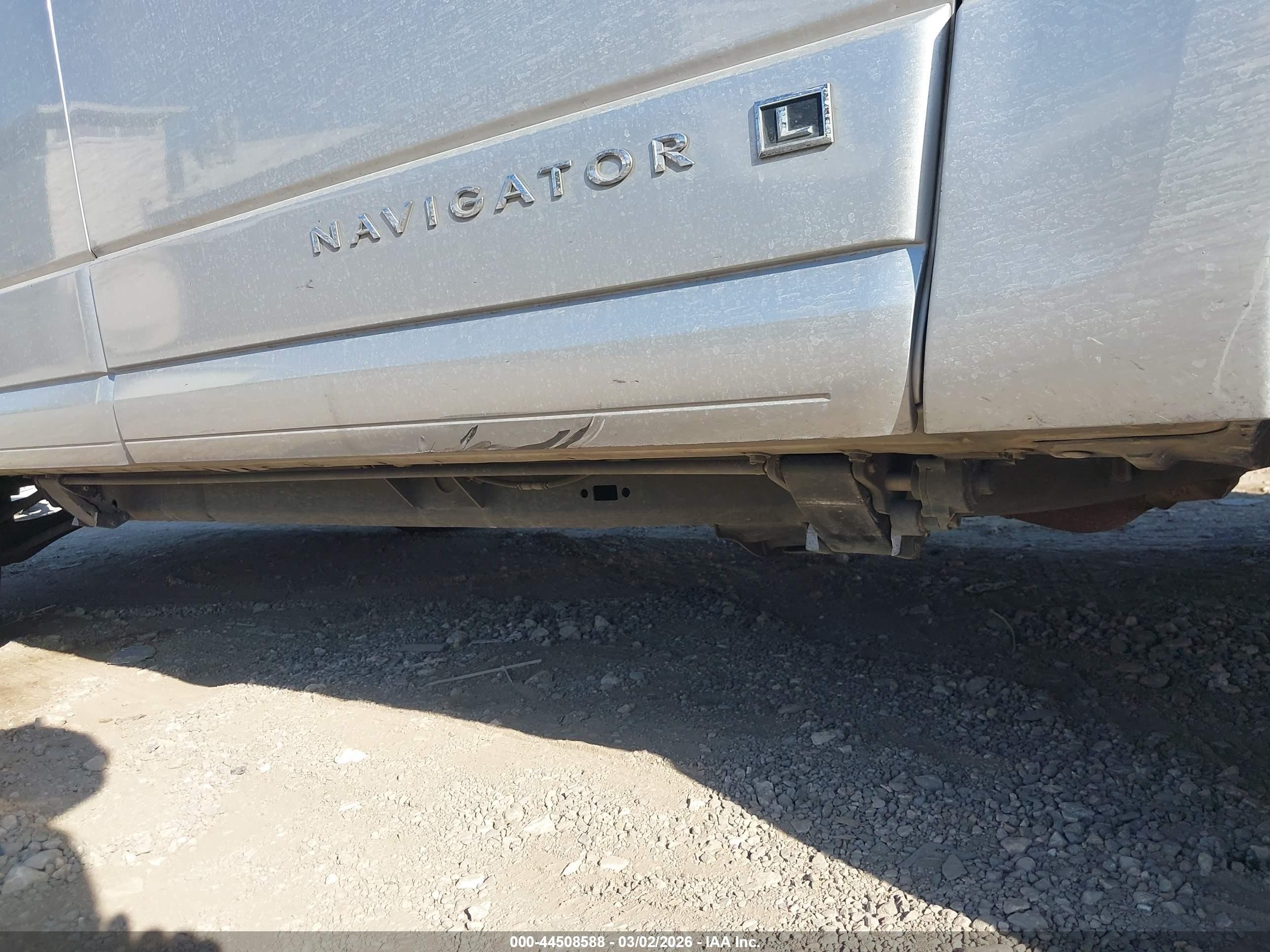 2010 Lincoln Navigator L   Silver vin: 5LMJJ3H58AEJ03800