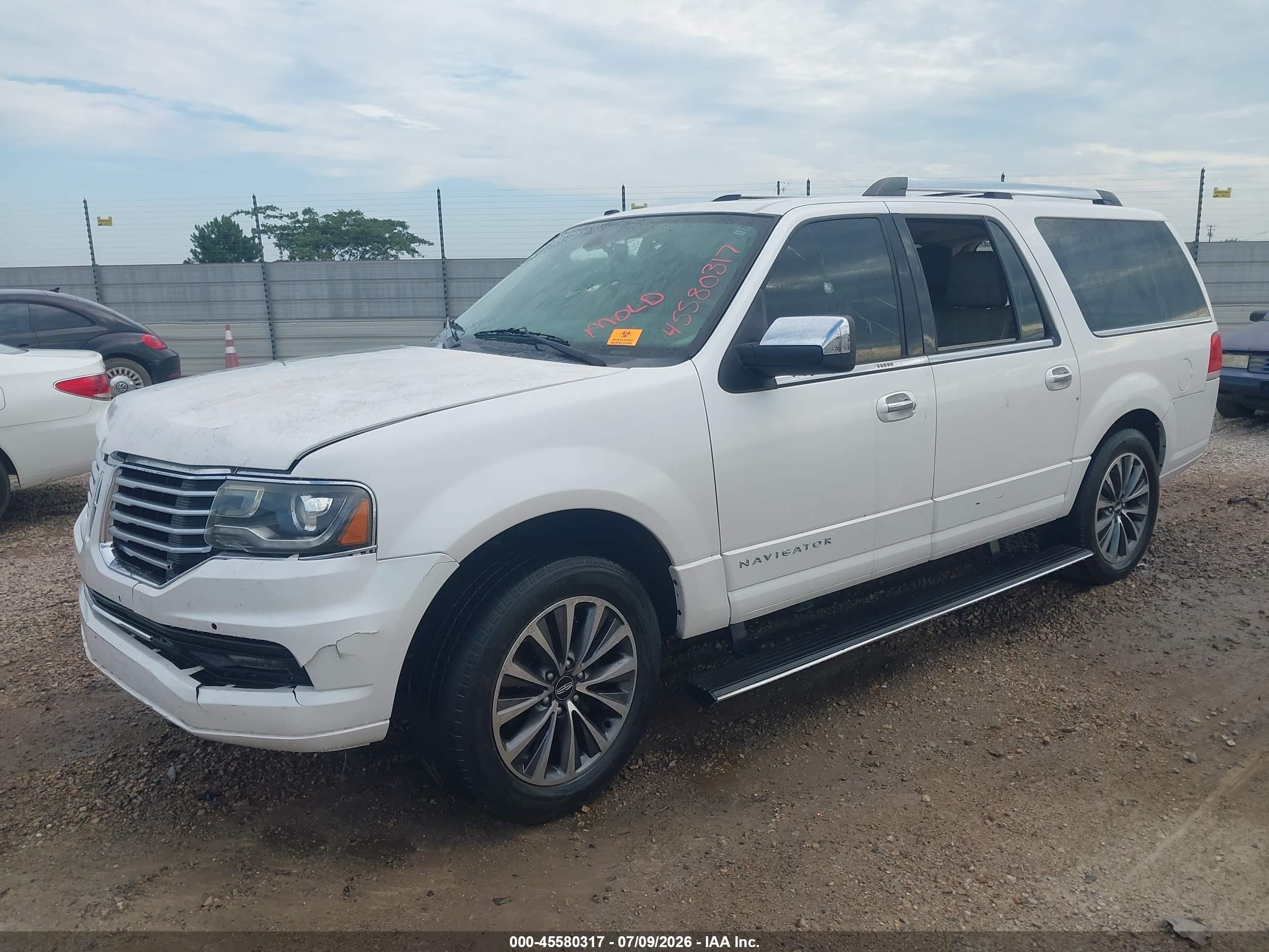 2015 Lincoln Navigator L   White vin: 5LMJJ3HT2FEJ14460