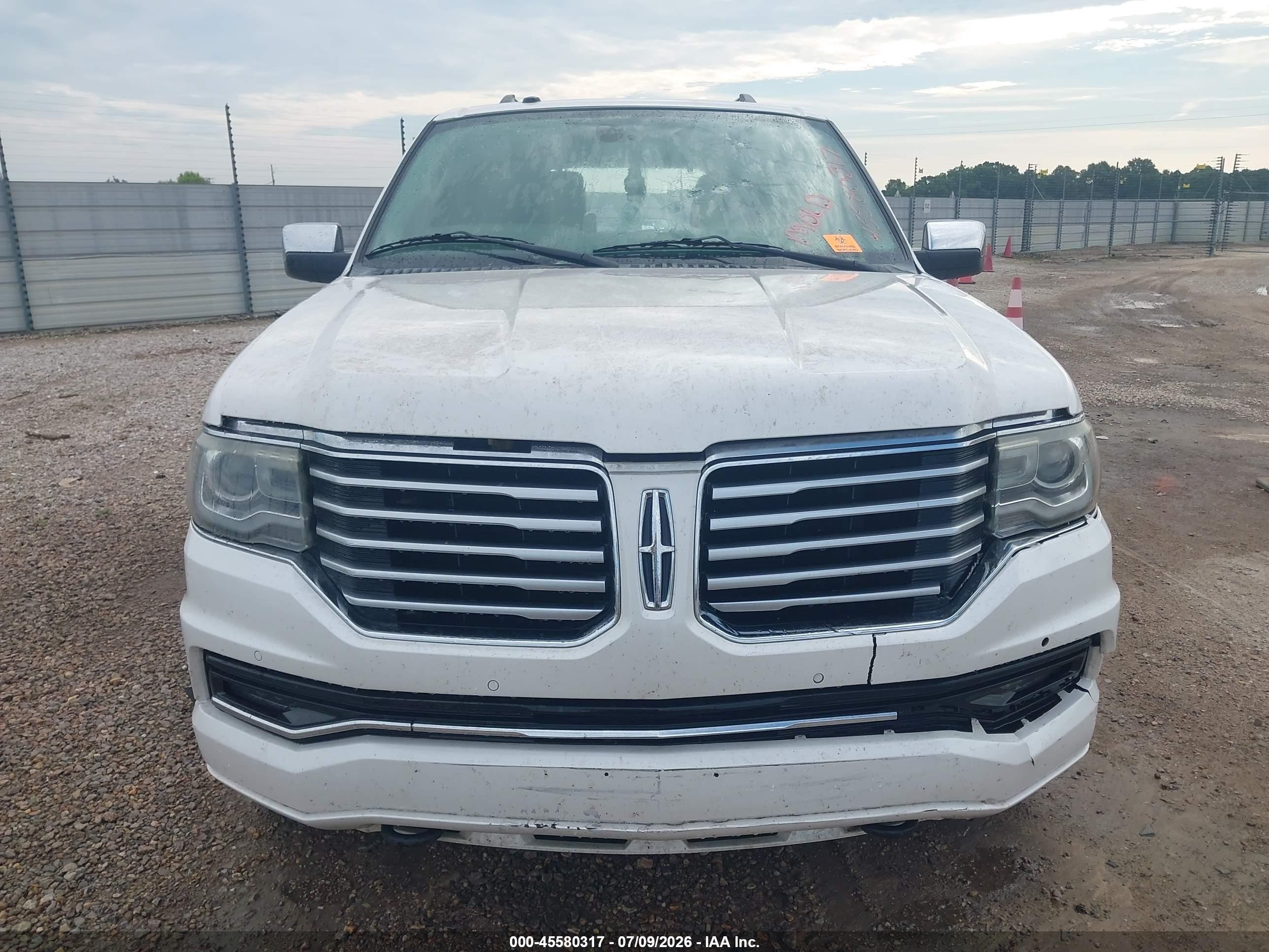 2015 Lincoln Navigator L   White vin: 5LMJJ3HT2FEJ14460