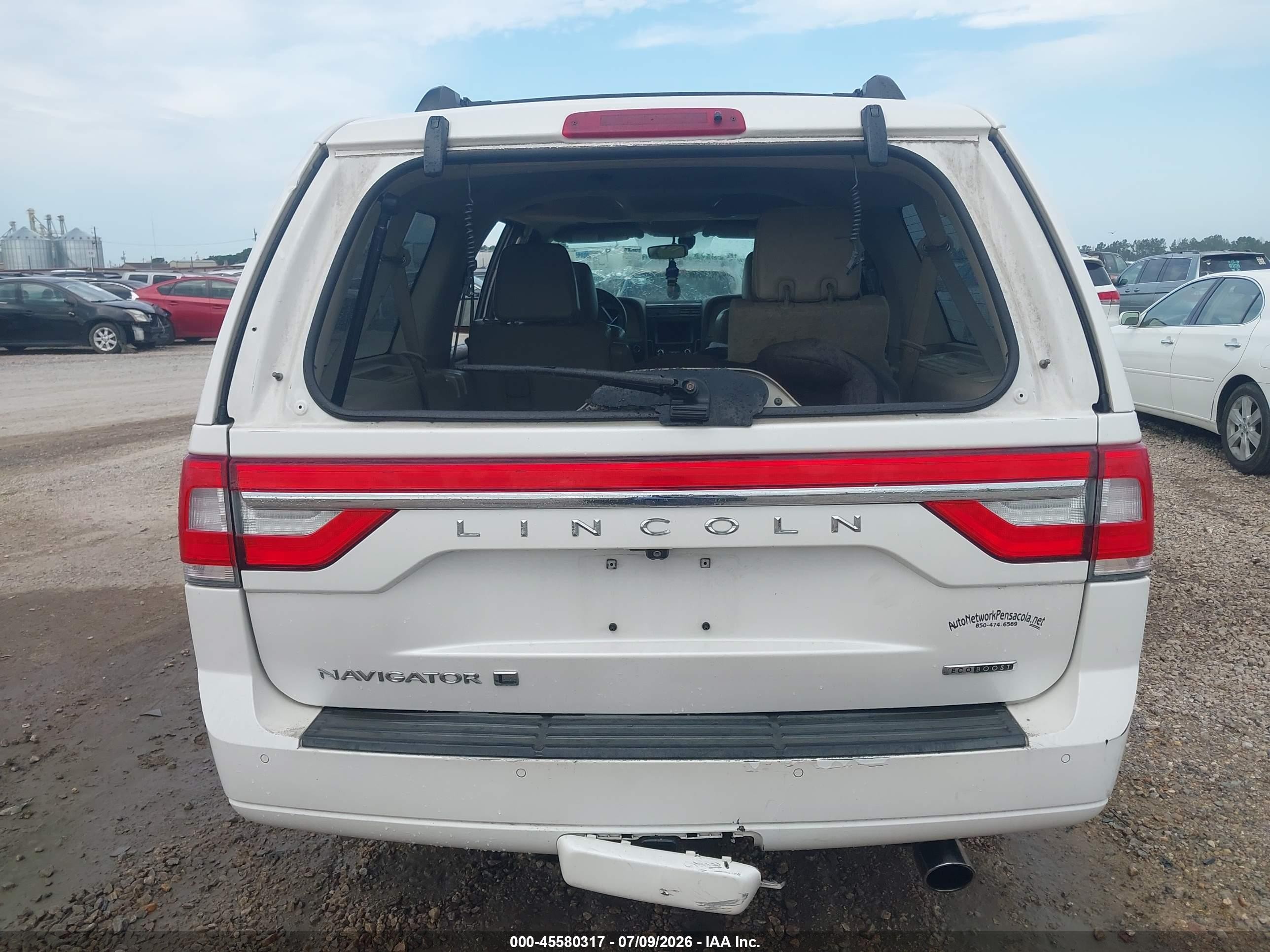 2015 Lincoln Navigator L   White vin: 5LMJJ3HT2FEJ14460