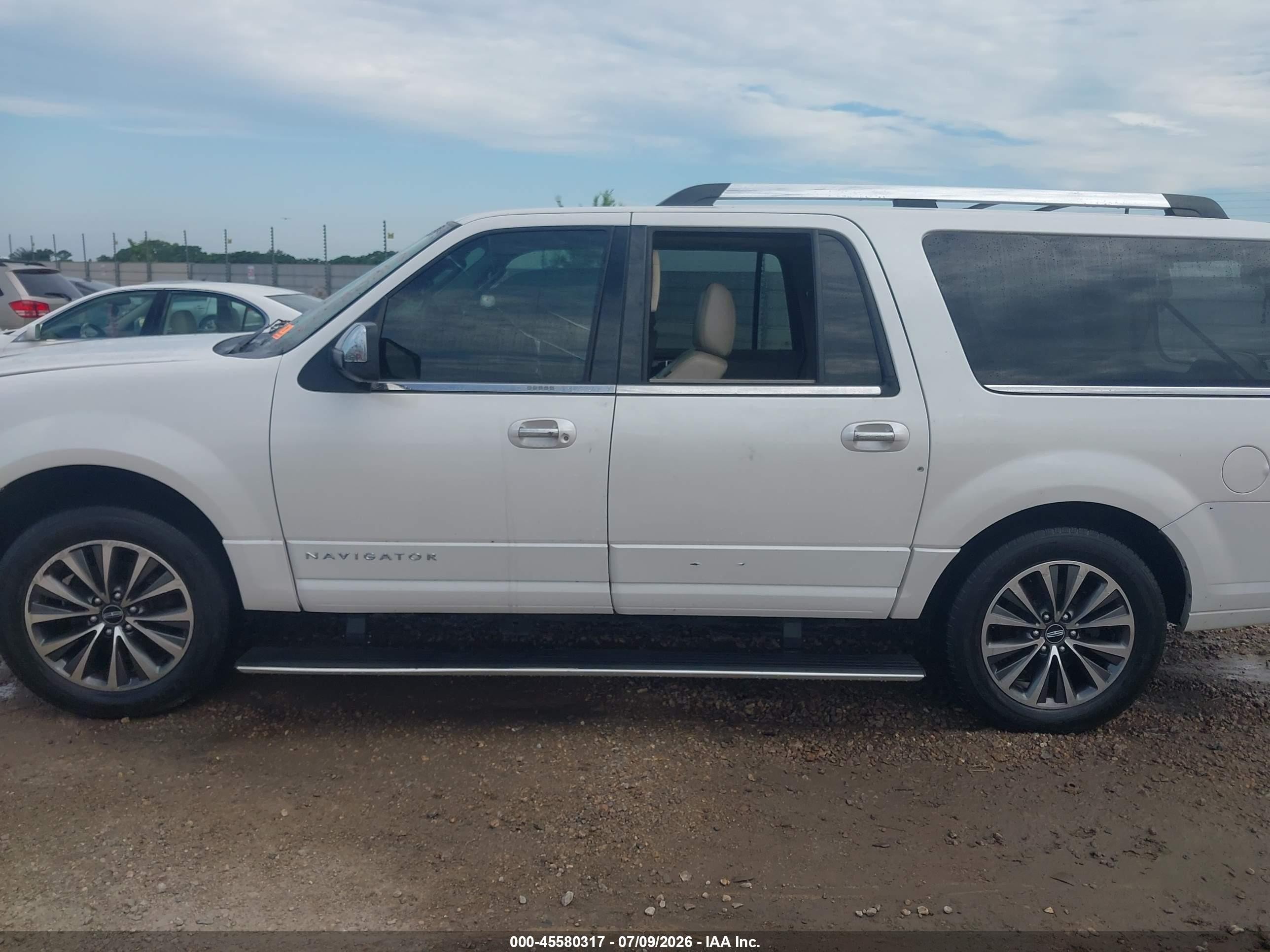 2015 Lincoln Navigator L   White vin: 5LMJJ3HT2FEJ14460