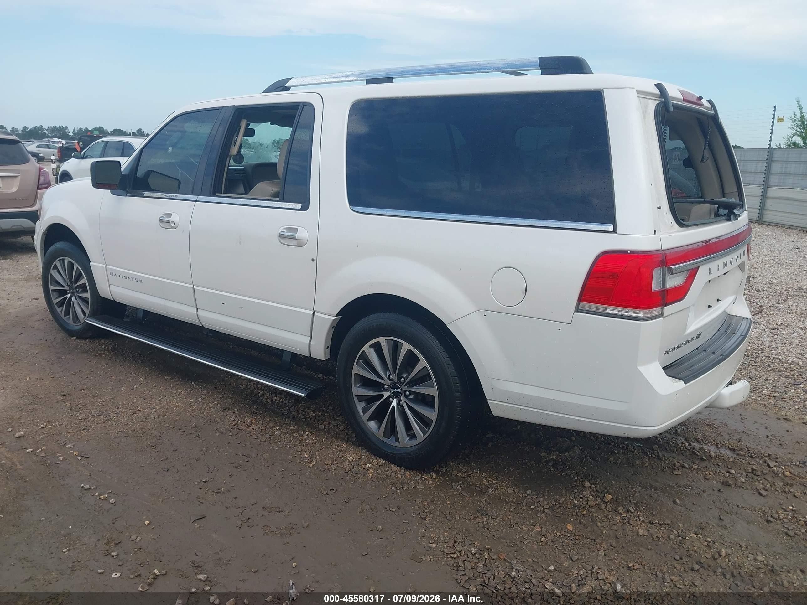 2015 Lincoln Navigator L   White vin: 5LMJJ3HT2FEJ14460