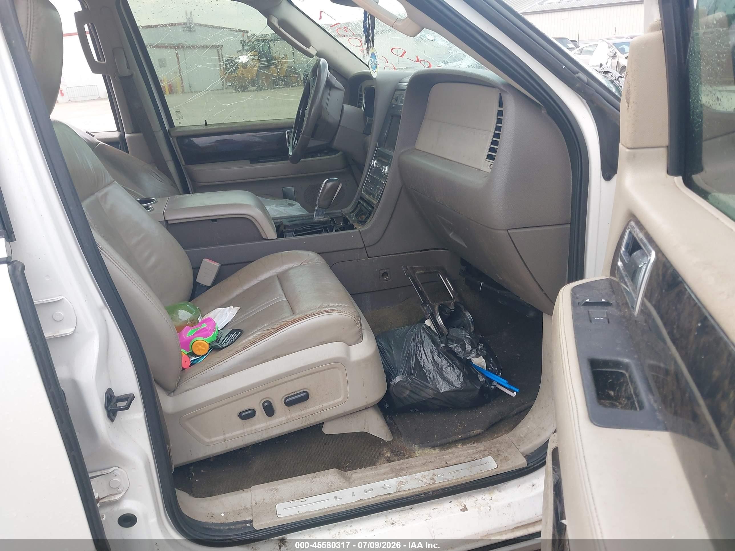 2015 Lincoln Navigator L   White vin: 5LMJJ3HT2FEJ14460