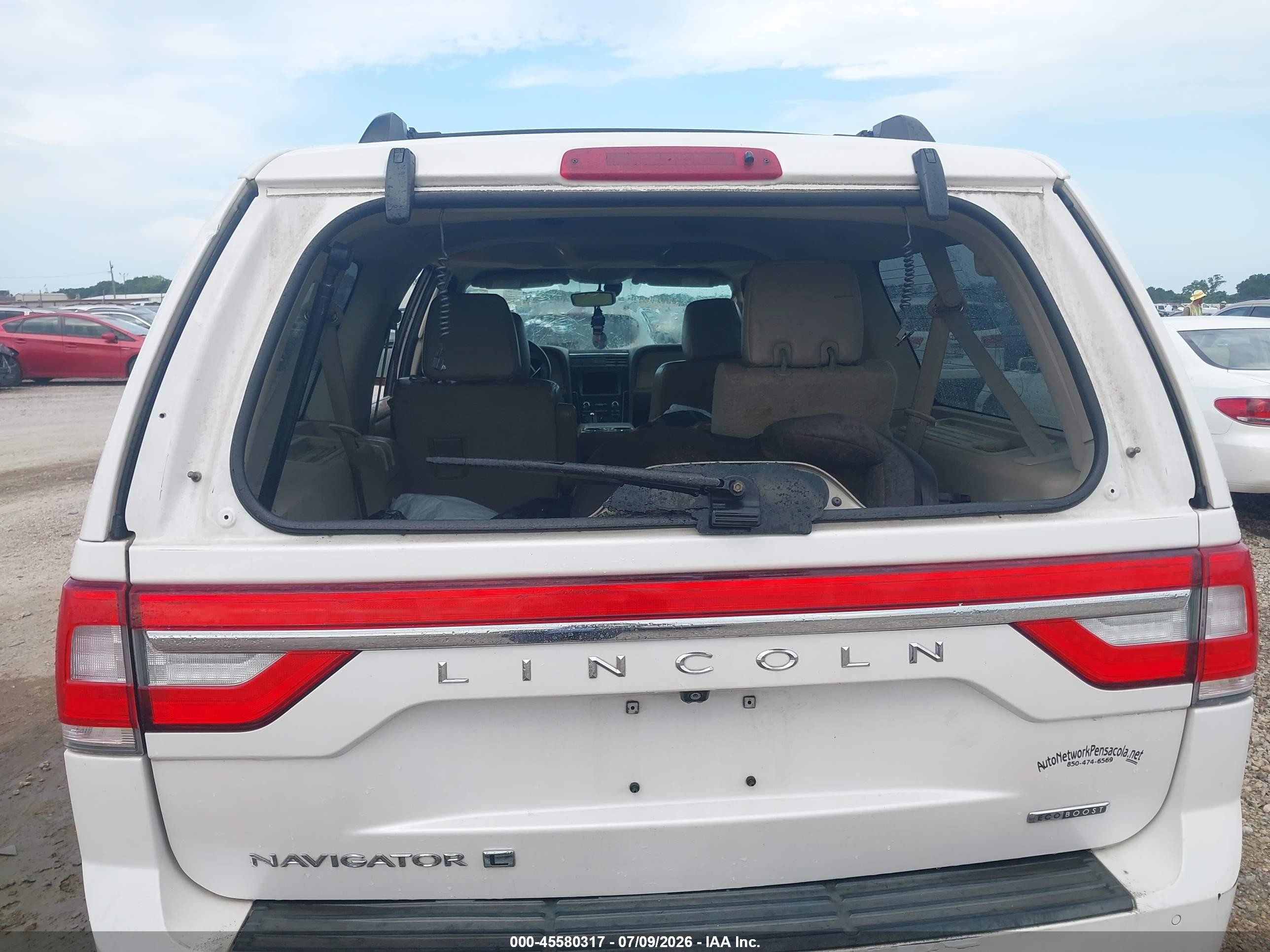 2015 Lincoln Navigator L   White vin: 5LMJJ3HT2FEJ14460