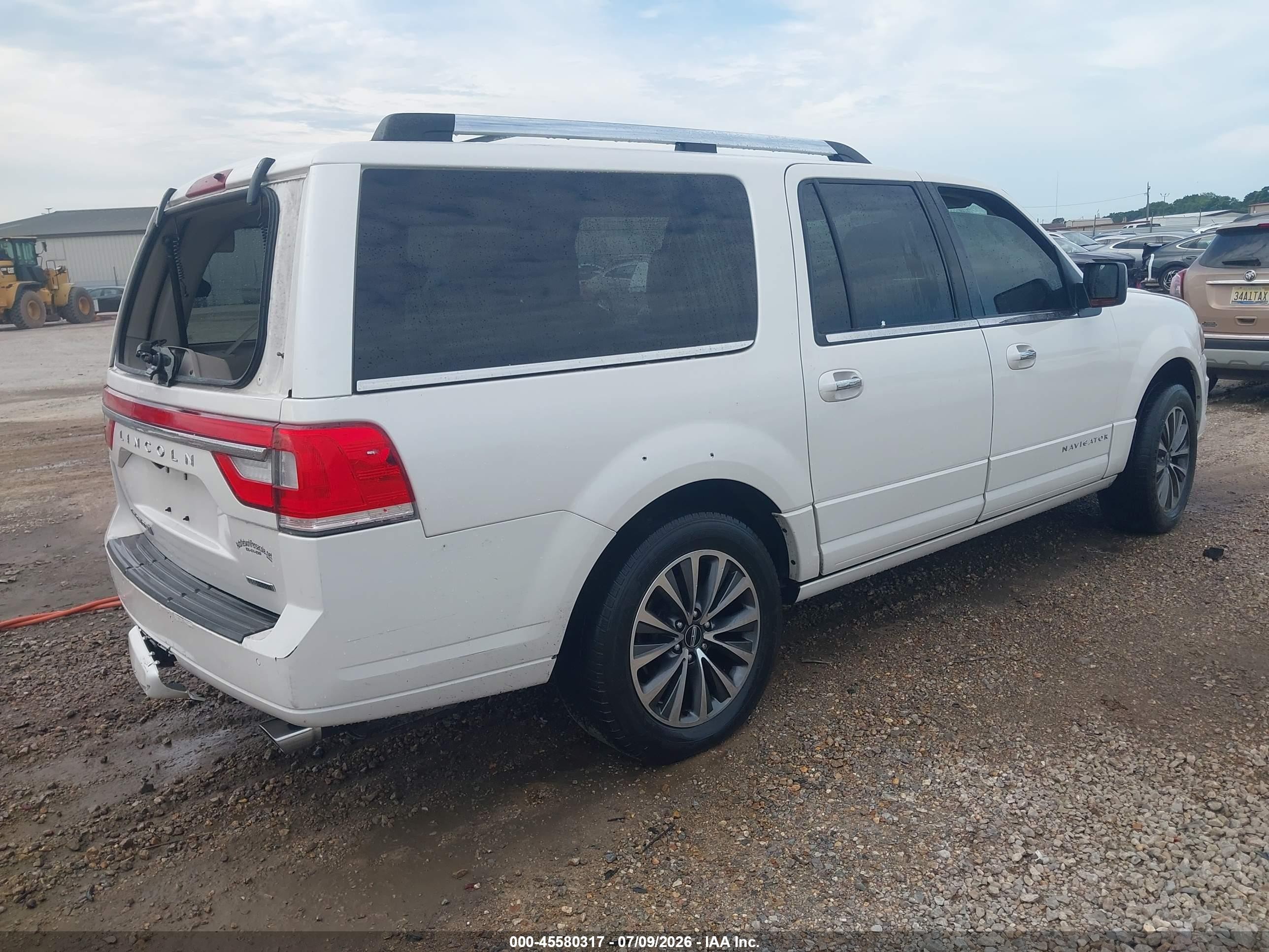 2015 Lincoln Navigator L   White vin: 5LMJJ3HT2FEJ14460