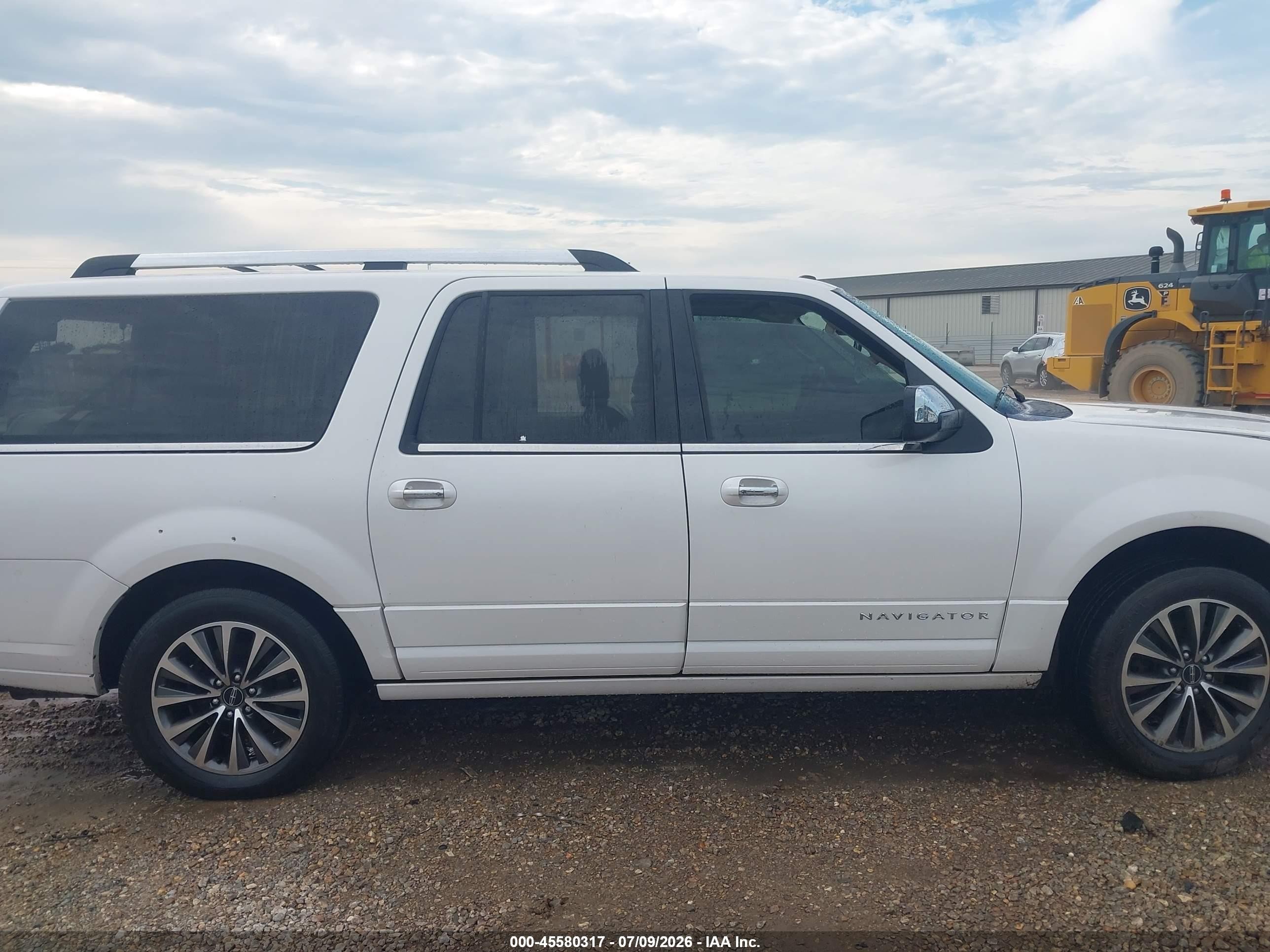 2015 Lincoln Navigator L   White vin: 5LMJJ3HT2FEJ14460