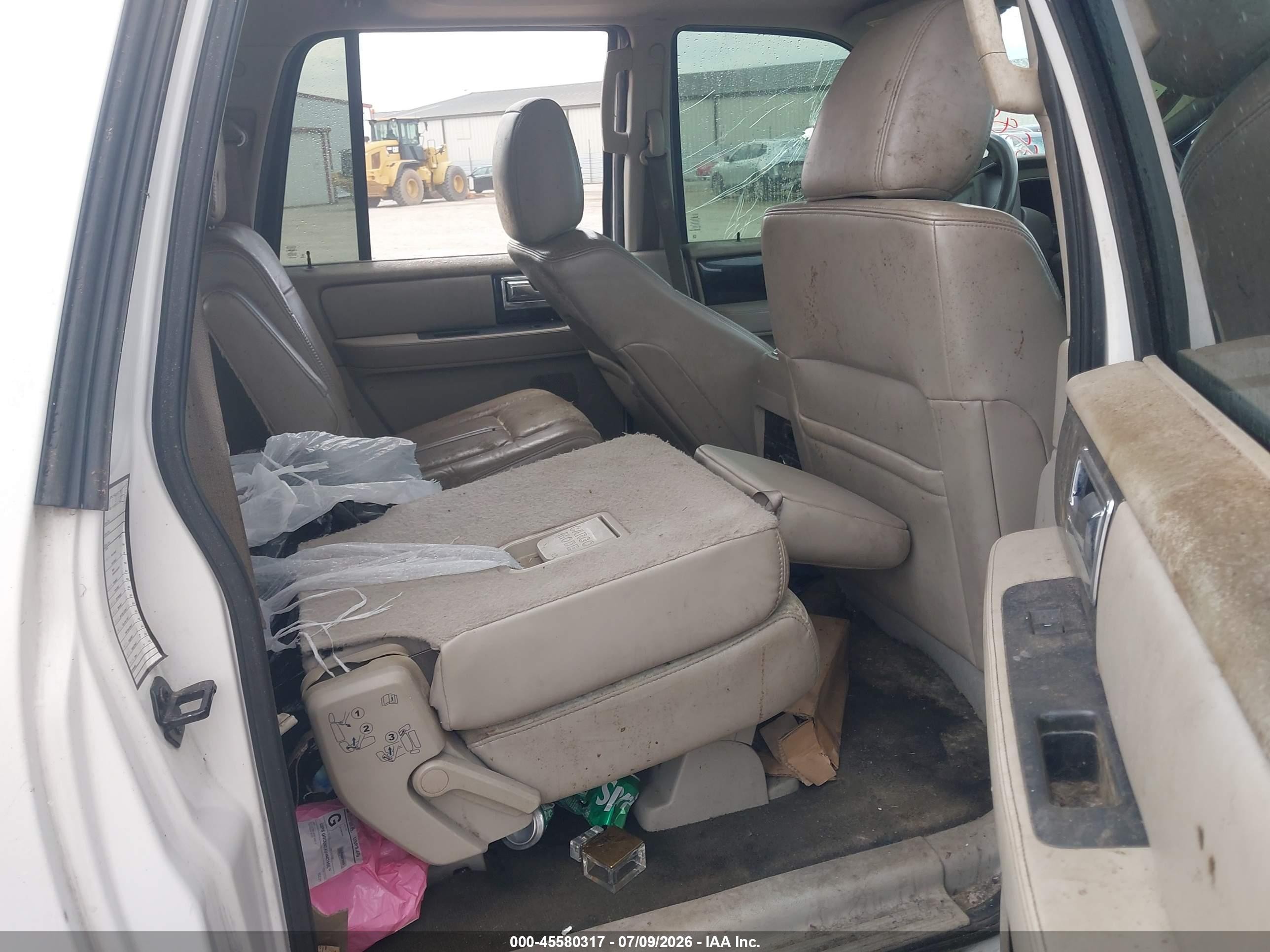 2015 Lincoln Navigator L   White vin: 5LMJJ3HT2FEJ14460