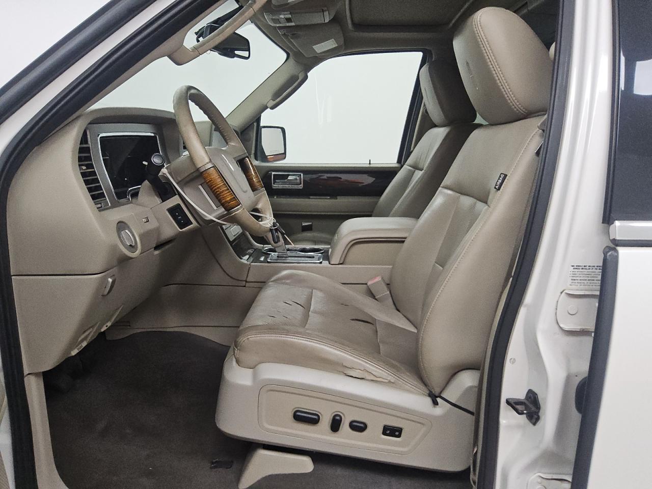 2010 Lincoln Navigator L Белый vin: 5LMJJ3J52AEJ05228 Damage: Left Front Seat Cushion, Torn, 9 To 10 Inches