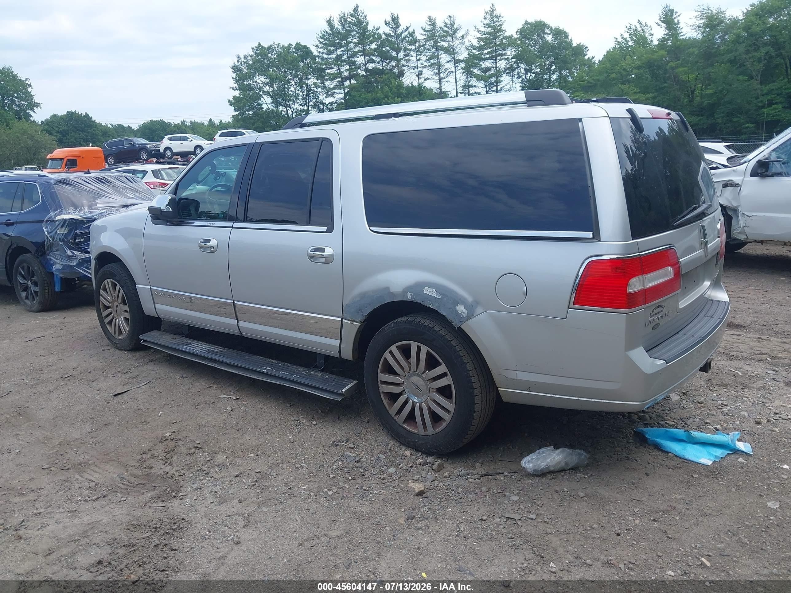 2010 Lincoln Navigator L   Silver vin: 5LMJJ3J53AEJ03956