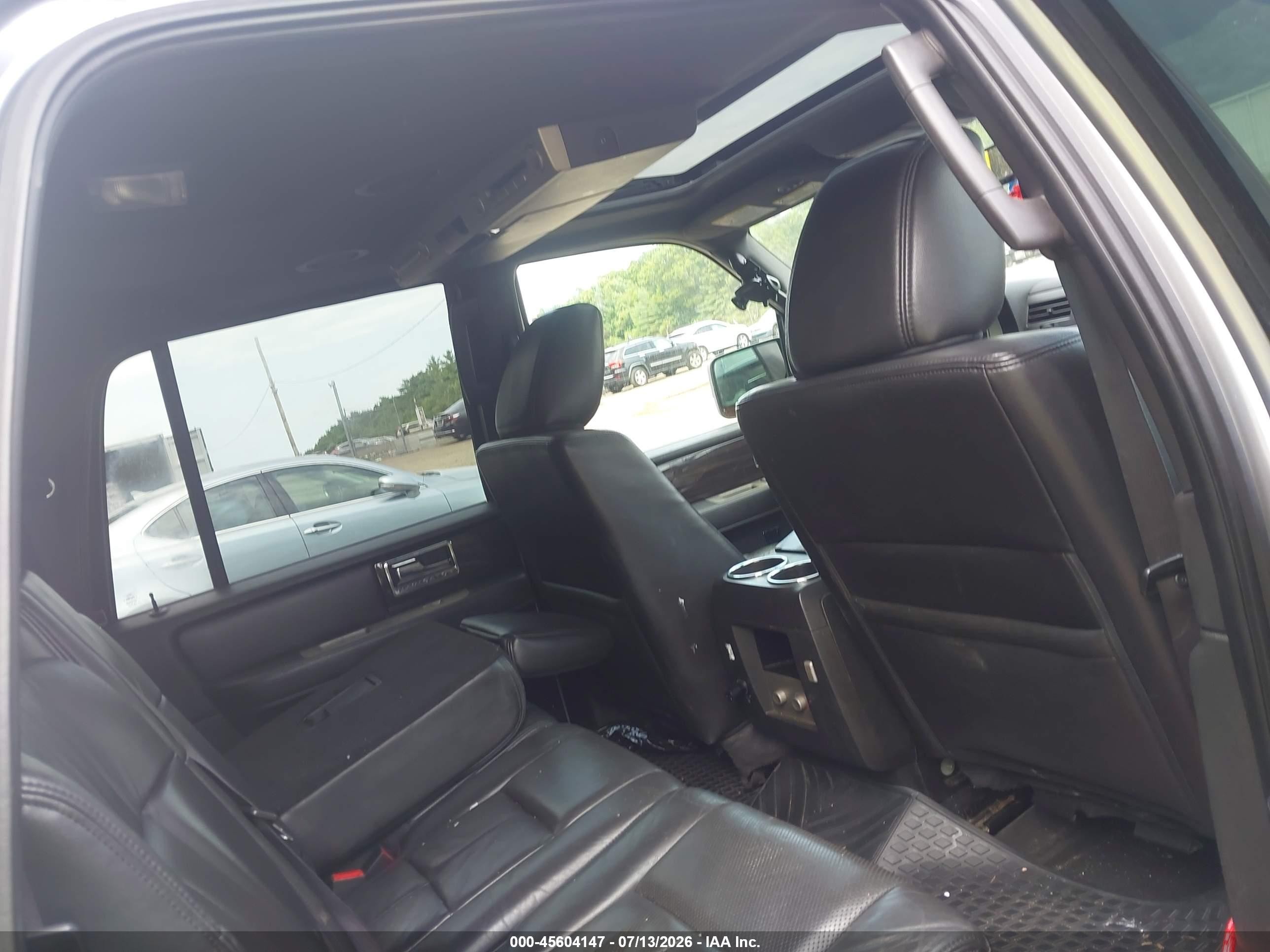 2010 Lincoln Navigator L   Silver vin: 5LMJJ3J53AEJ03956
