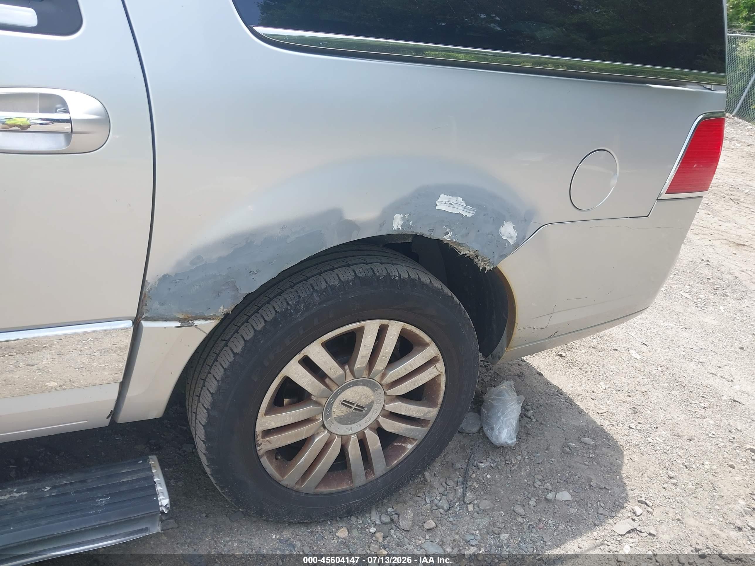 2010 Lincoln Navigator L   Silver vin: 5LMJJ3J53AEJ03956