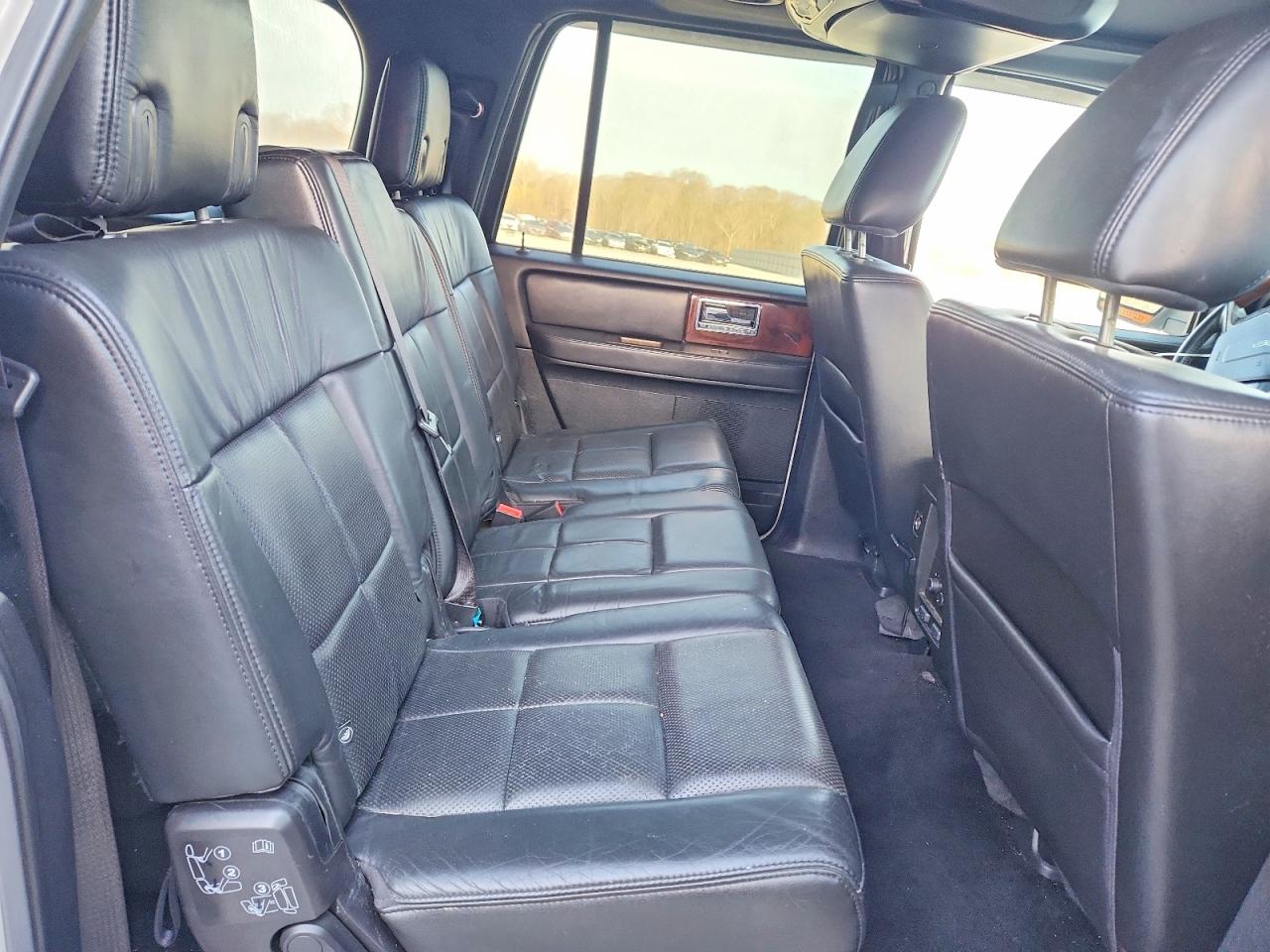 2011 Lincoln Navigator L White vin: 5LMJJ3J53BEJ03599