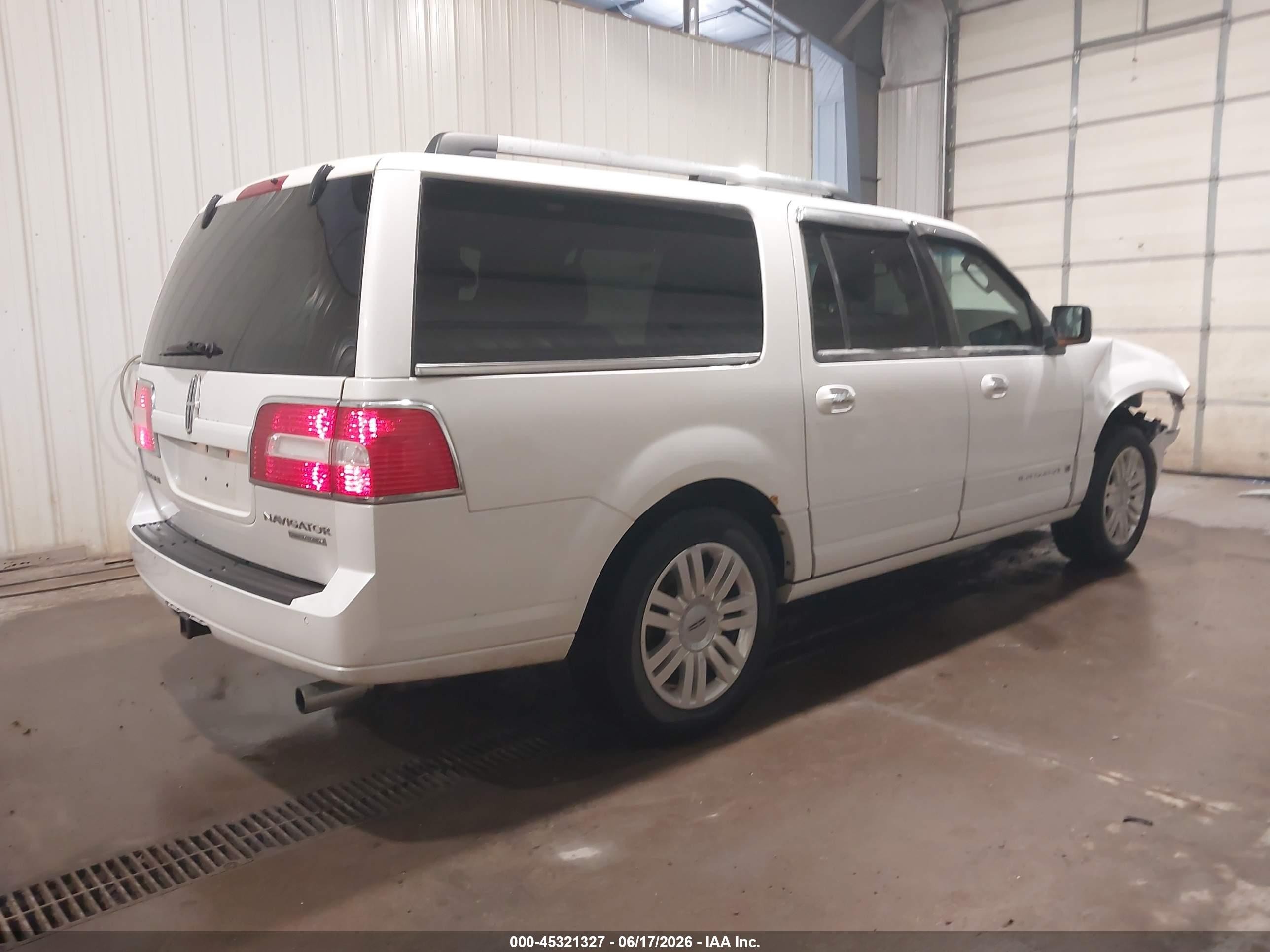 2014 Lincoln Navigator L   White vin: 5LMJJ3J53EEL01426