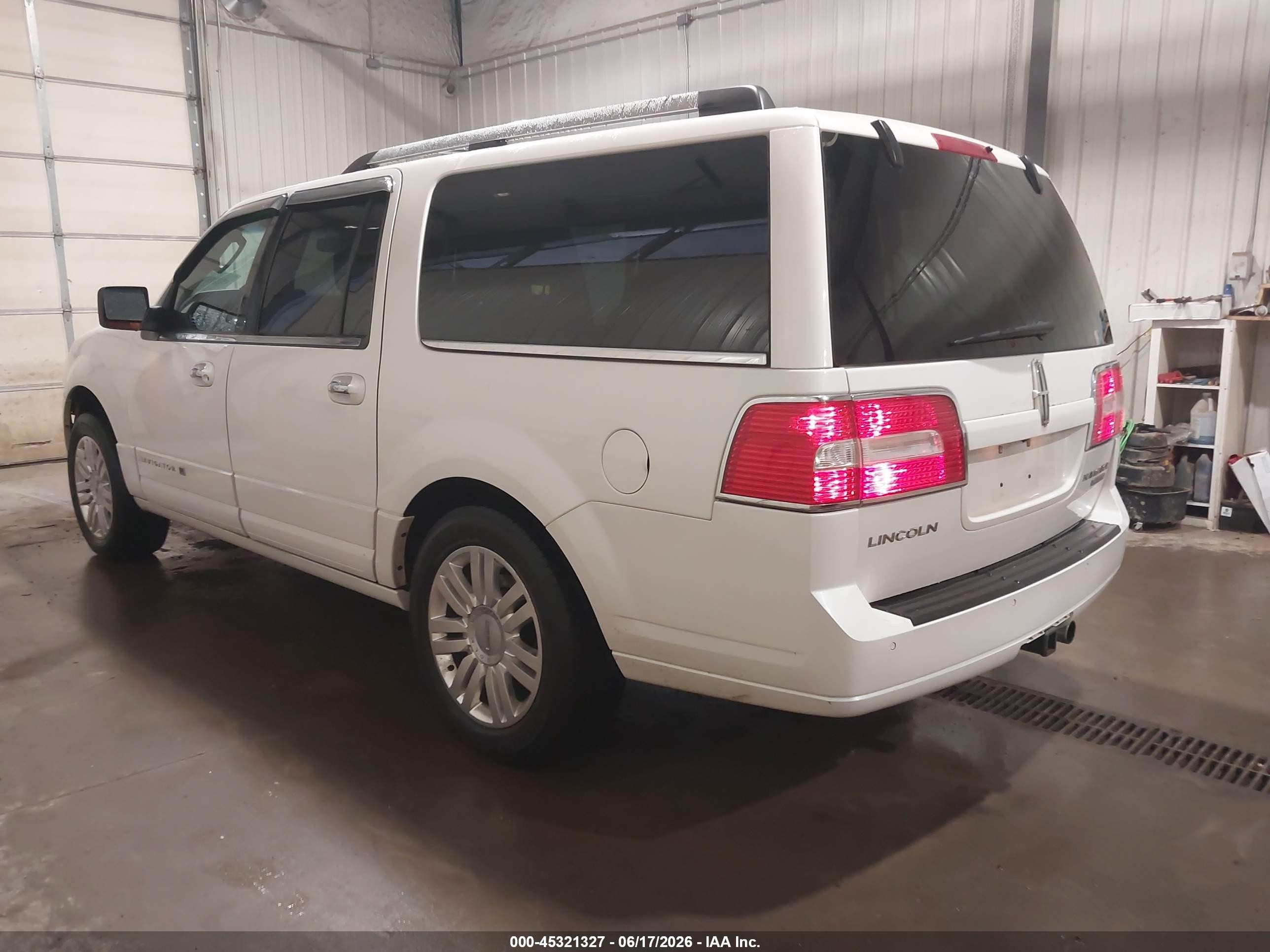 2014 Lincoln Navigator L   White vin: 5LMJJ3J53EEL01426