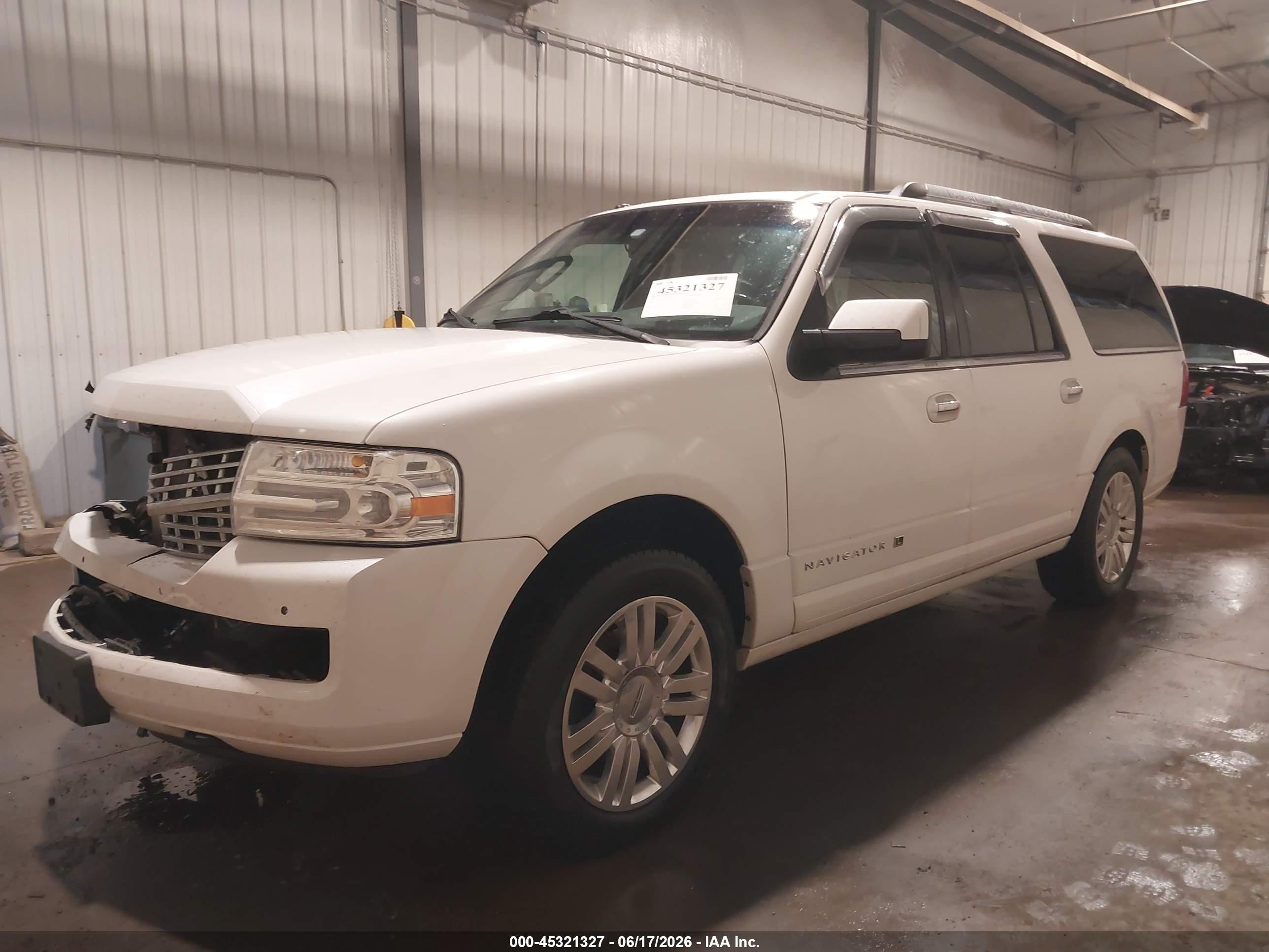 2014 Lincoln Navigator L   White vin: 5LMJJ3J53EEL01426