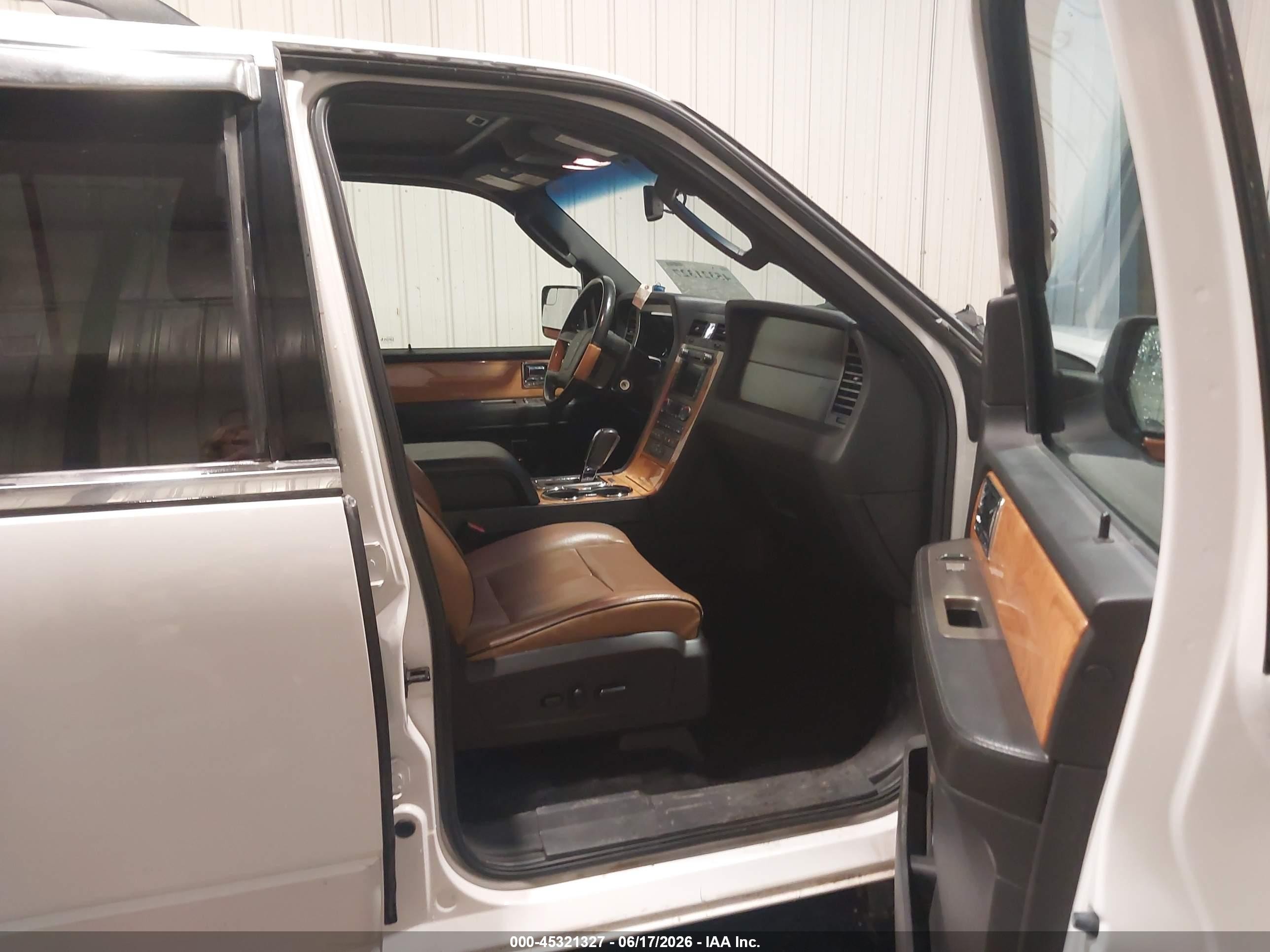2014 Lincoln Navigator L   White vin: 5LMJJ3J53EEL01426