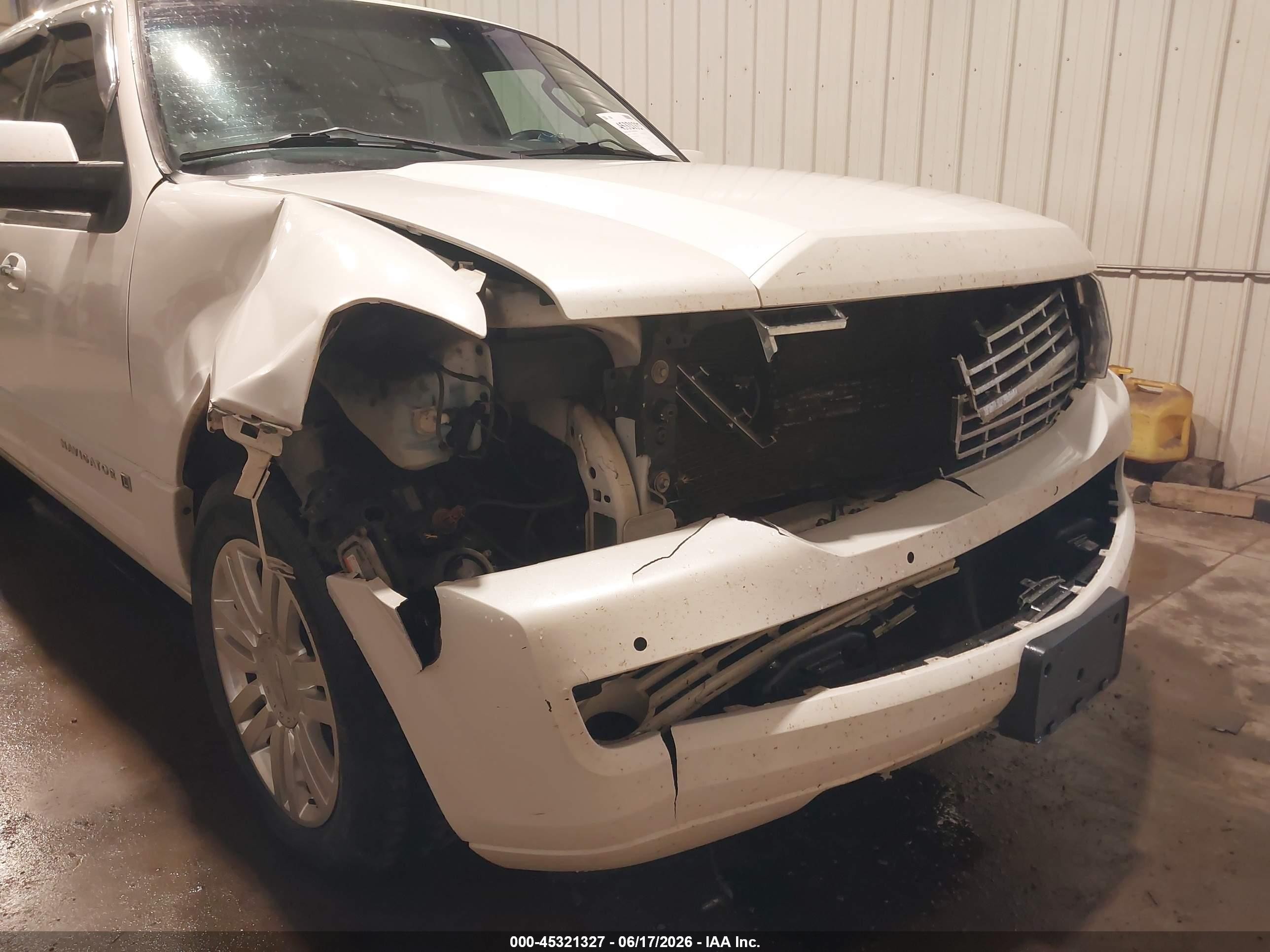 2014 Lincoln Navigator L   White vin: 5LMJJ3J53EEL01426