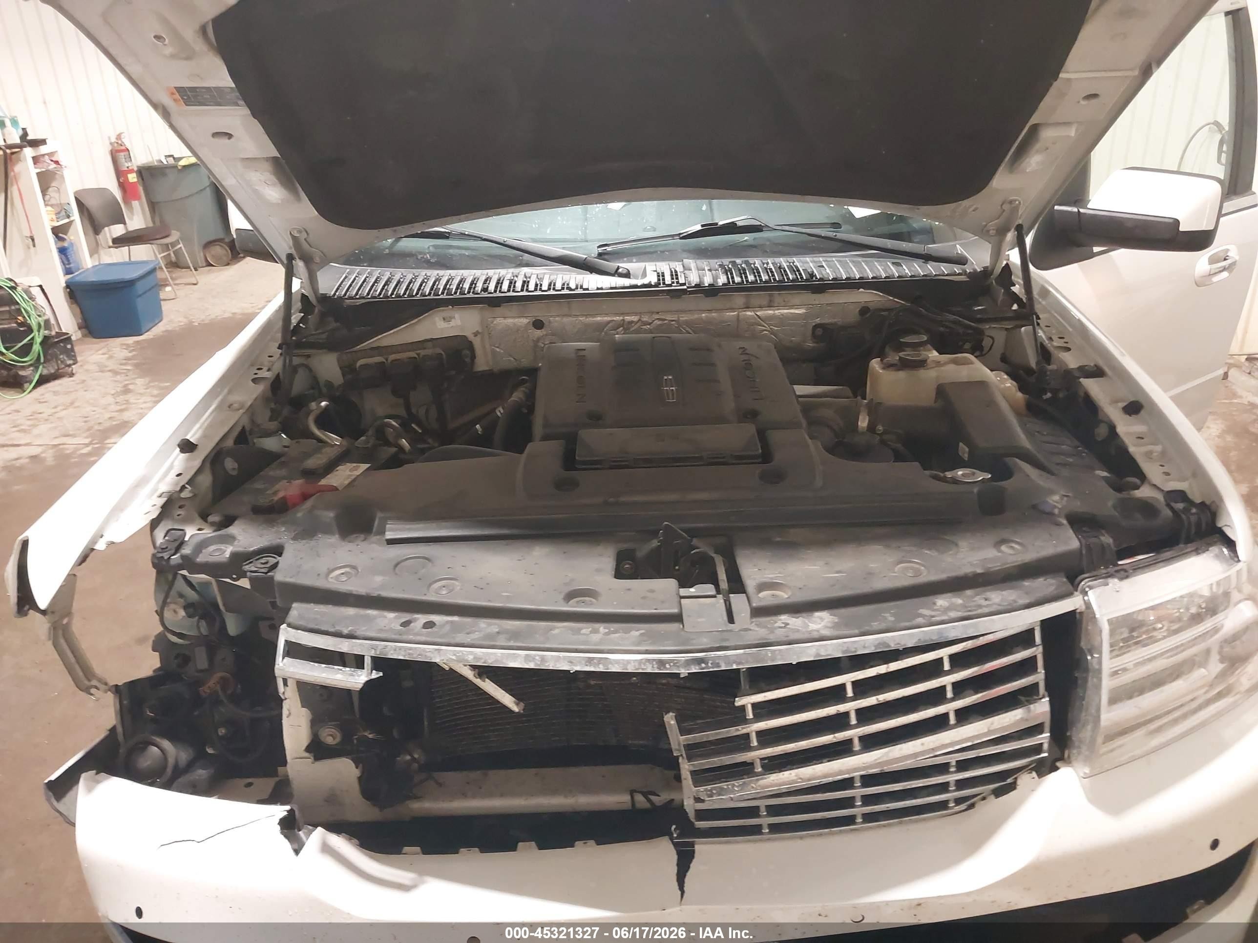 2014 Lincoln Navigator L   White vin: 5LMJJ3J53EEL01426