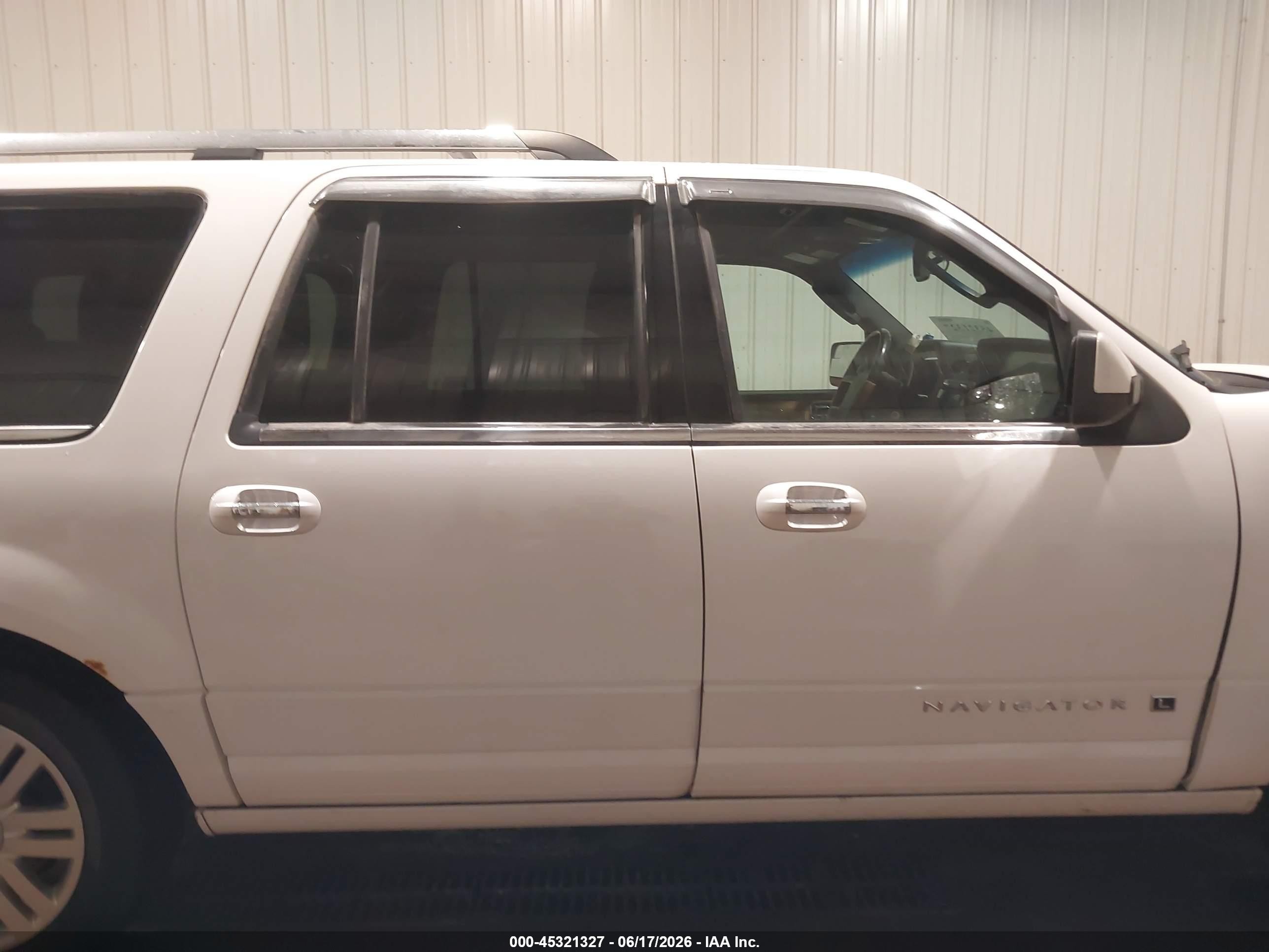 2014 Lincoln Navigator L   White vin: 5LMJJ3J53EEL01426