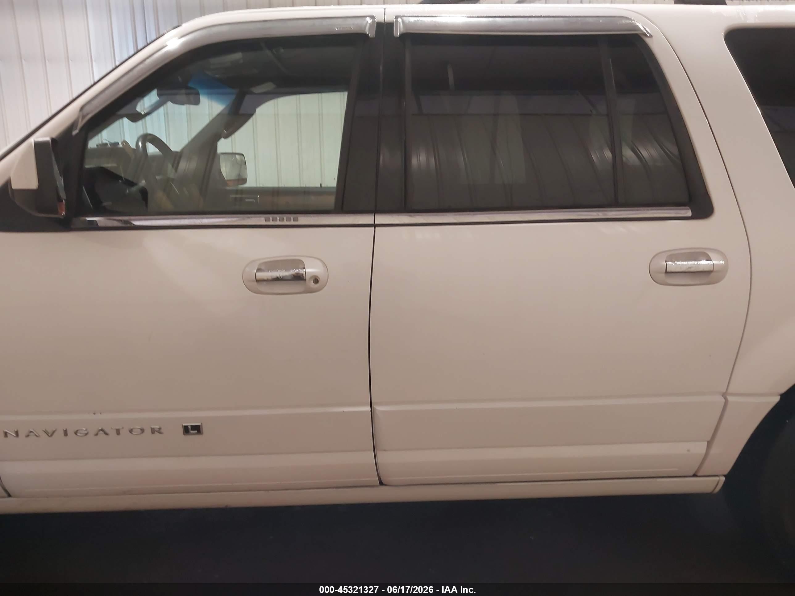 2014 Lincoln Navigator L   White vin: 5LMJJ3J53EEL01426