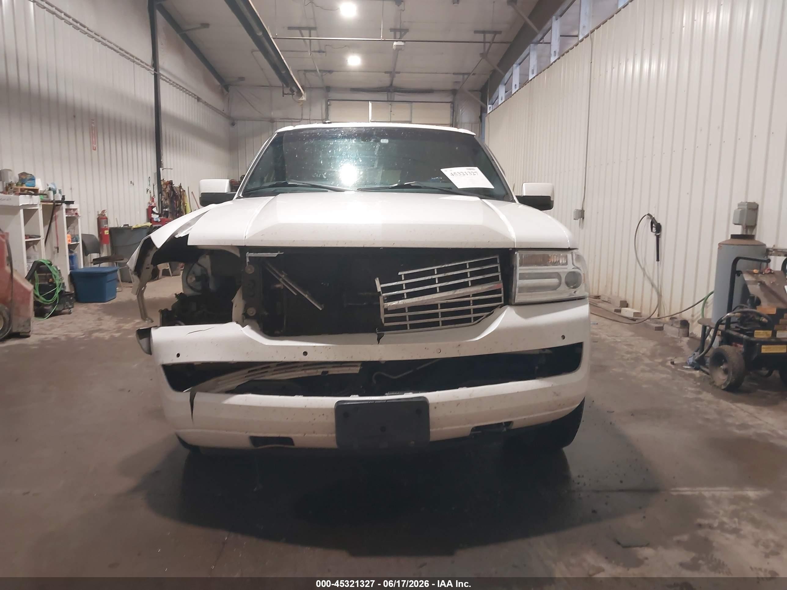 2014 Lincoln Navigator L   White vin: 5LMJJ3J53EEL01426