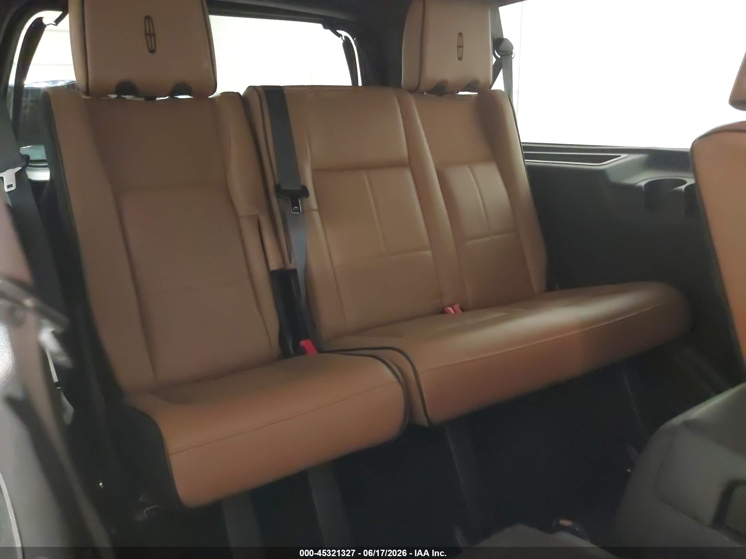 2014 Lincoln Navigator L   White vin: 5LMJJ3J53EEL01426