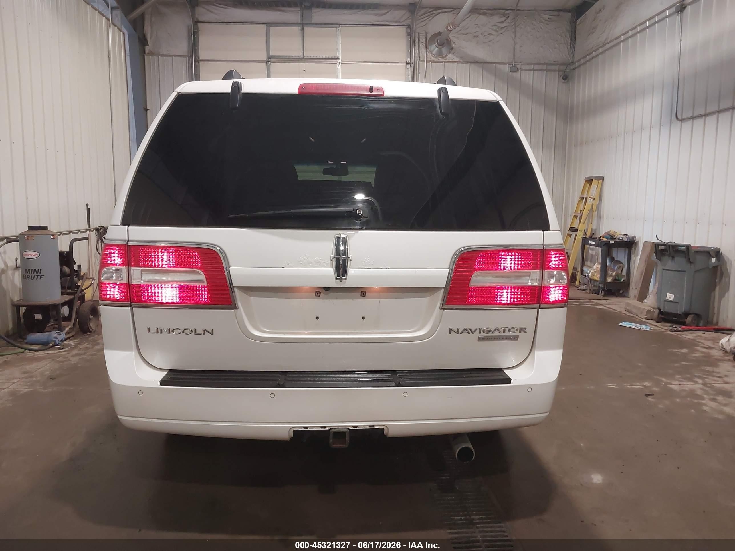 2014 Lincoln Navigator L   White vin: 5LMJJ3J53EEL01426