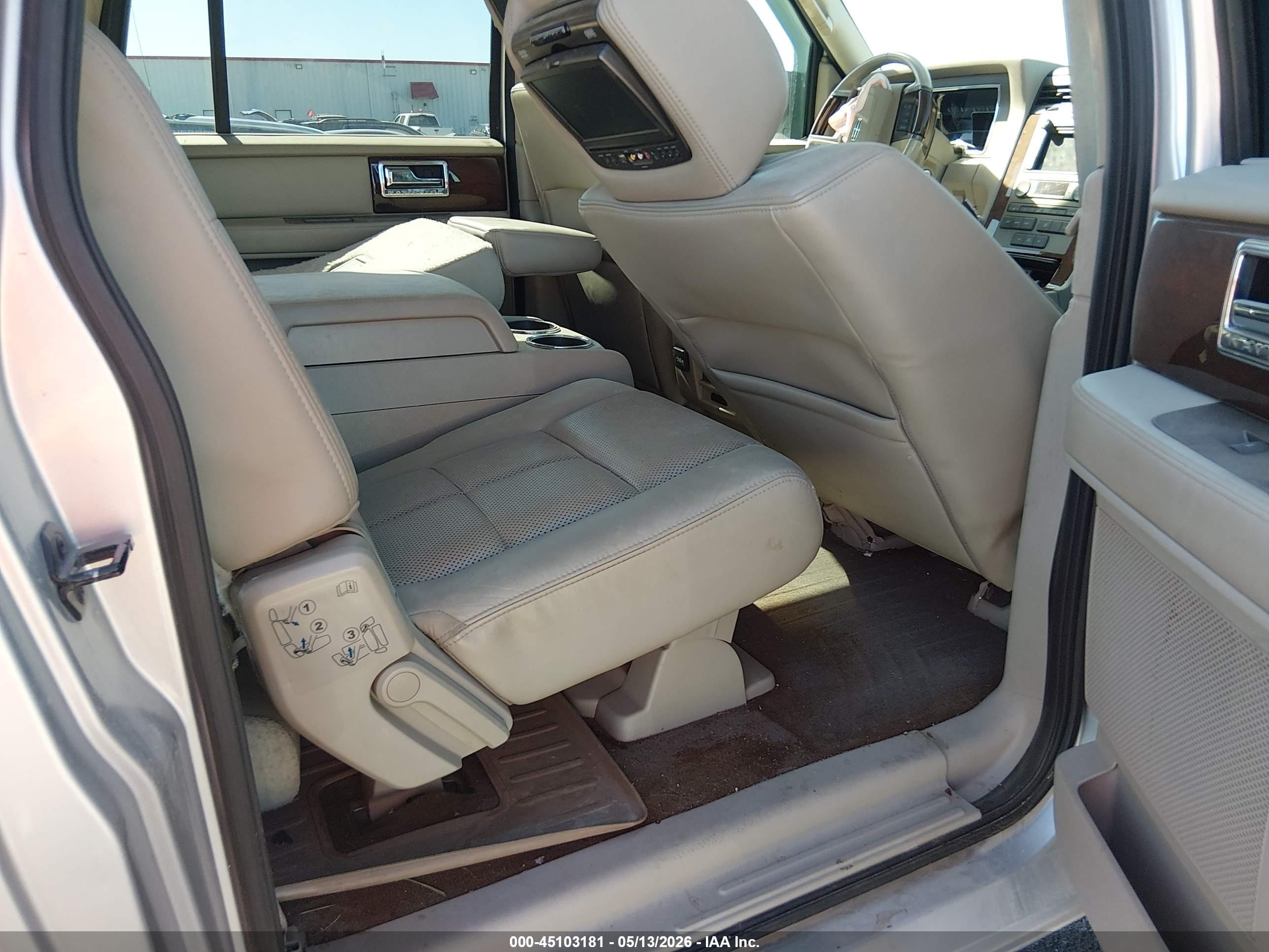2014 Lincoln Navigator L   Silver vin: 5LMJJ3J53EEL08196