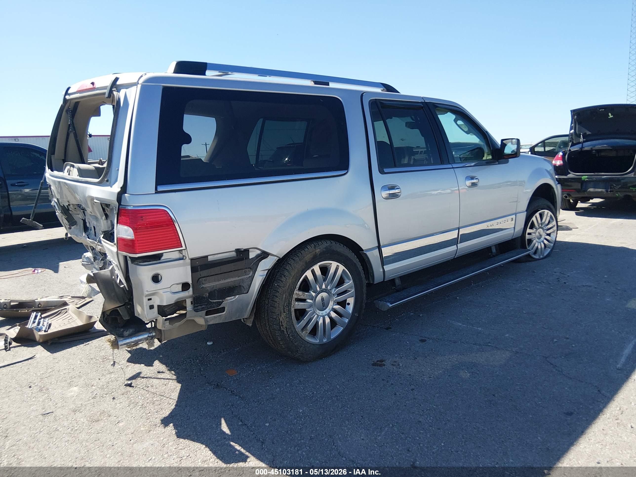 2014 Lincoln Navigator L   Silver vin: 5LMJJ3J53EEL08196