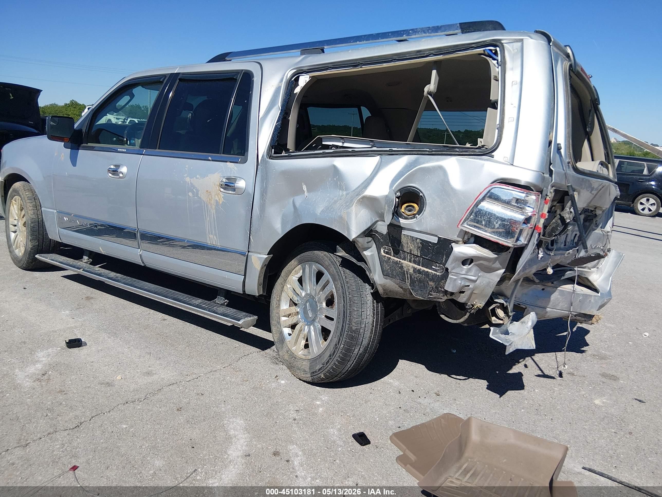 2014 Lincoln Navigator L   Silver vin: 5LMJJ3J53EEL08196