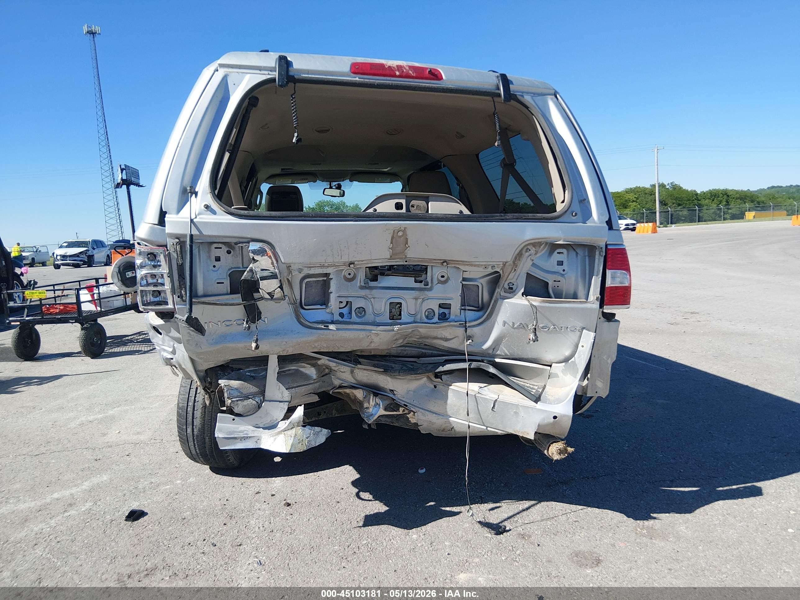 2014 Lincoln Navigator L   Silver vin: 5LMJJ3J53EEL08196