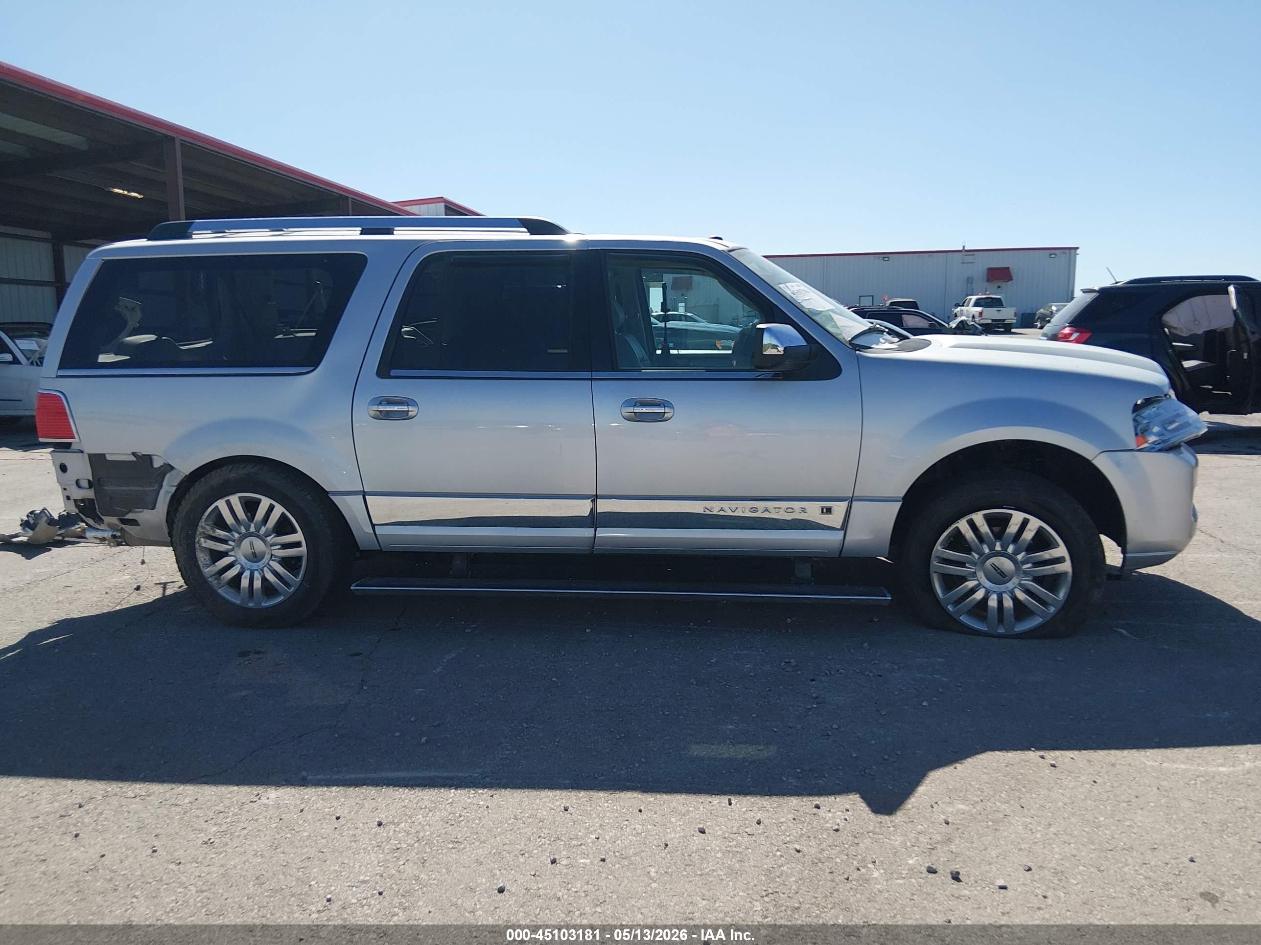2014 Lincoln Navigator L   Silver vin: 5LMJJ3J53EEL08196