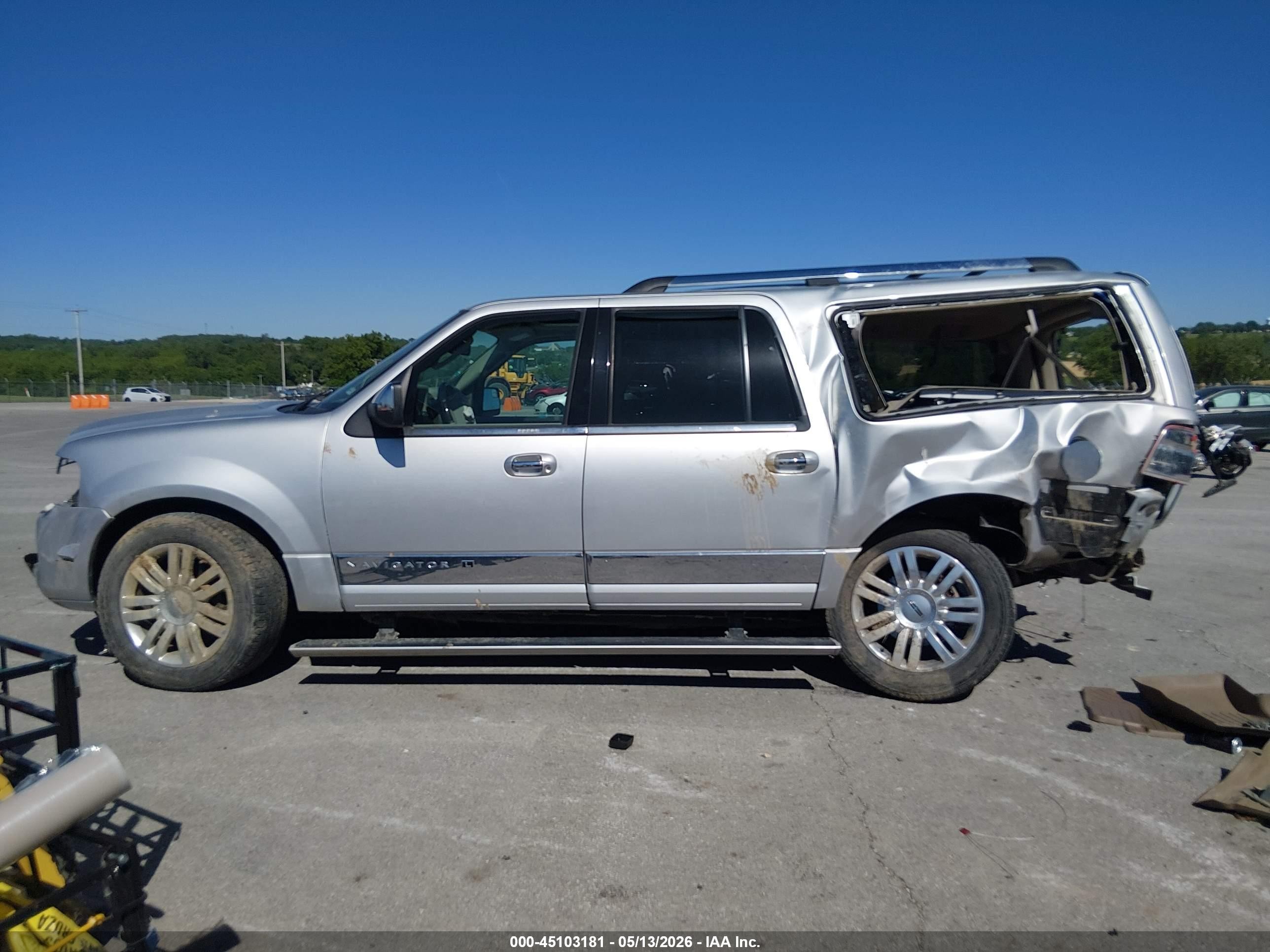 2014 Lincoln Navigator L   Silver vin: 5LMJJ3J53EEL08196