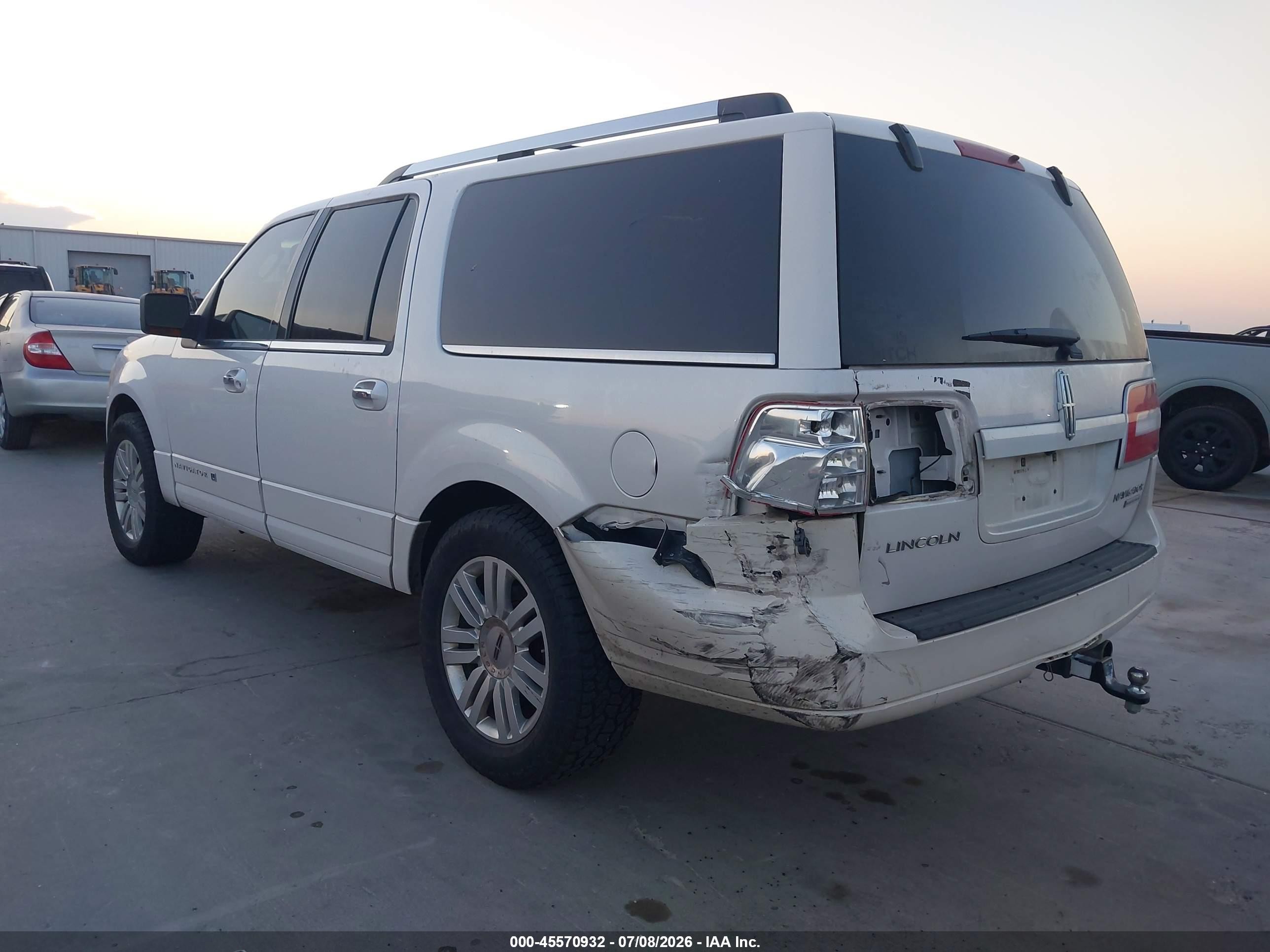 2011 Lincoln Navigator L White vin: 5LMJJ3J57BEJ07462