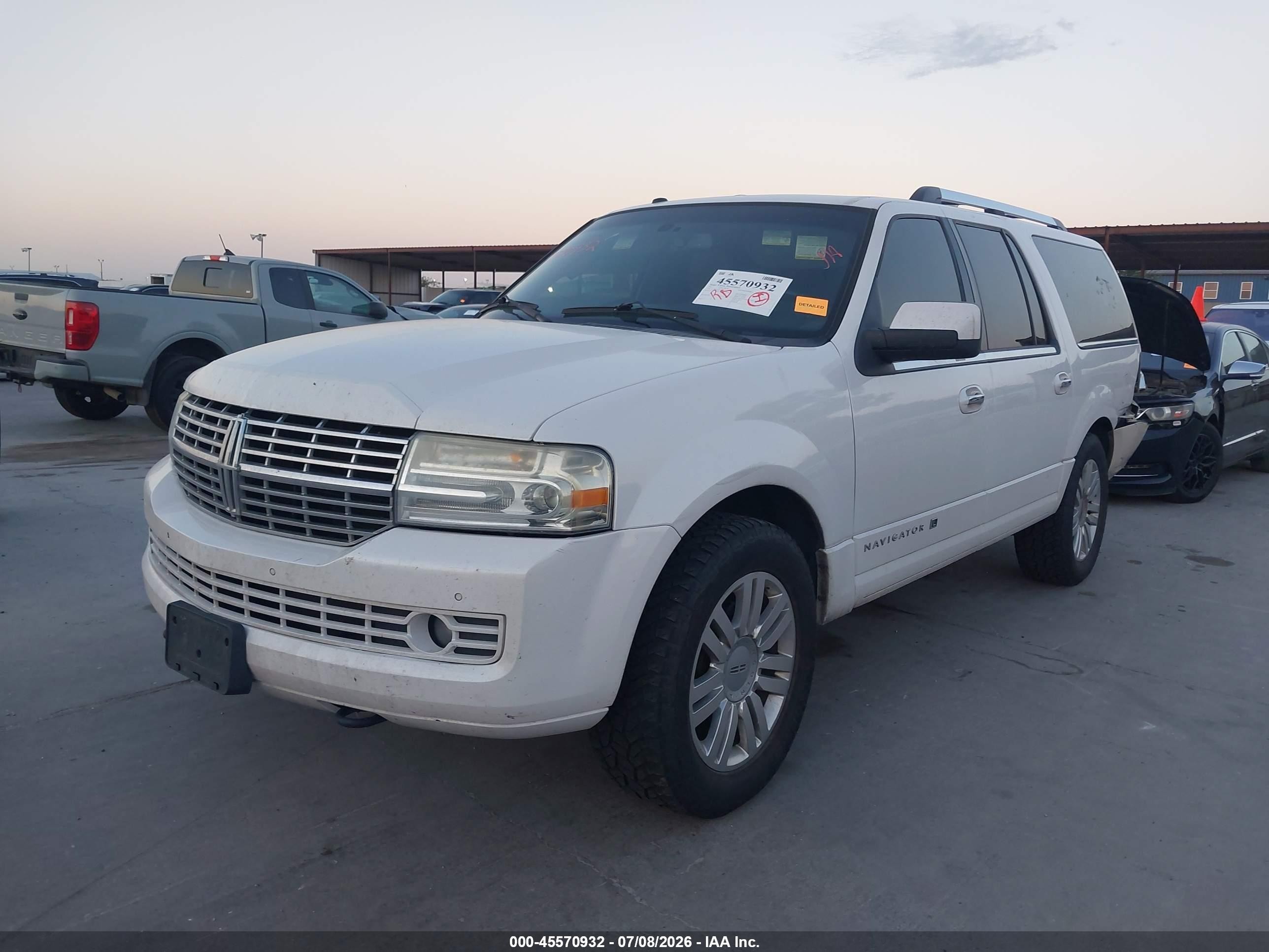 2011 Lincoln Navigator L White vin: 5LMJJ3J57BEJ07462