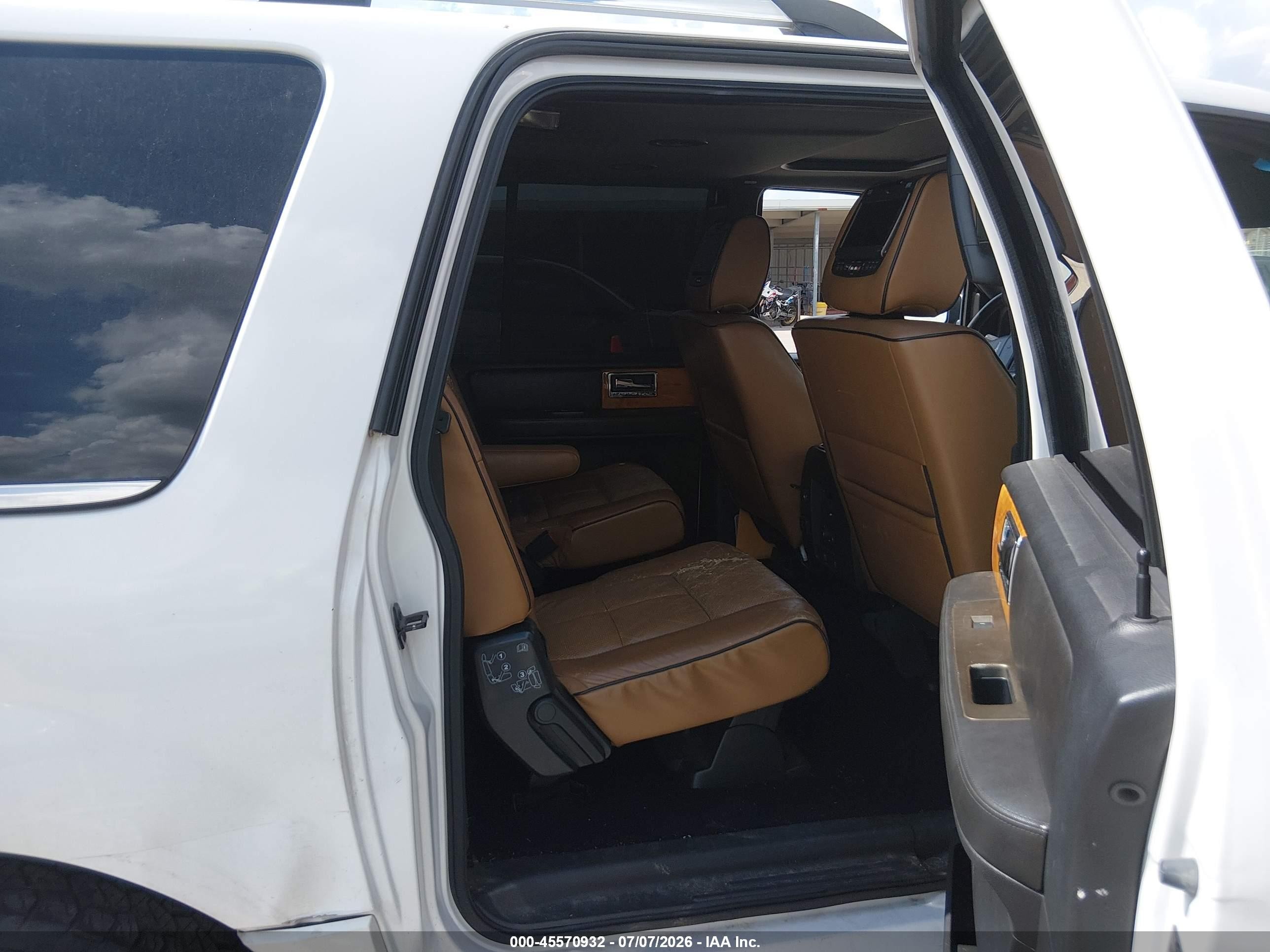 2011 Lincoln Navigator L White vin: 5LMJJ3J57BEJ07462