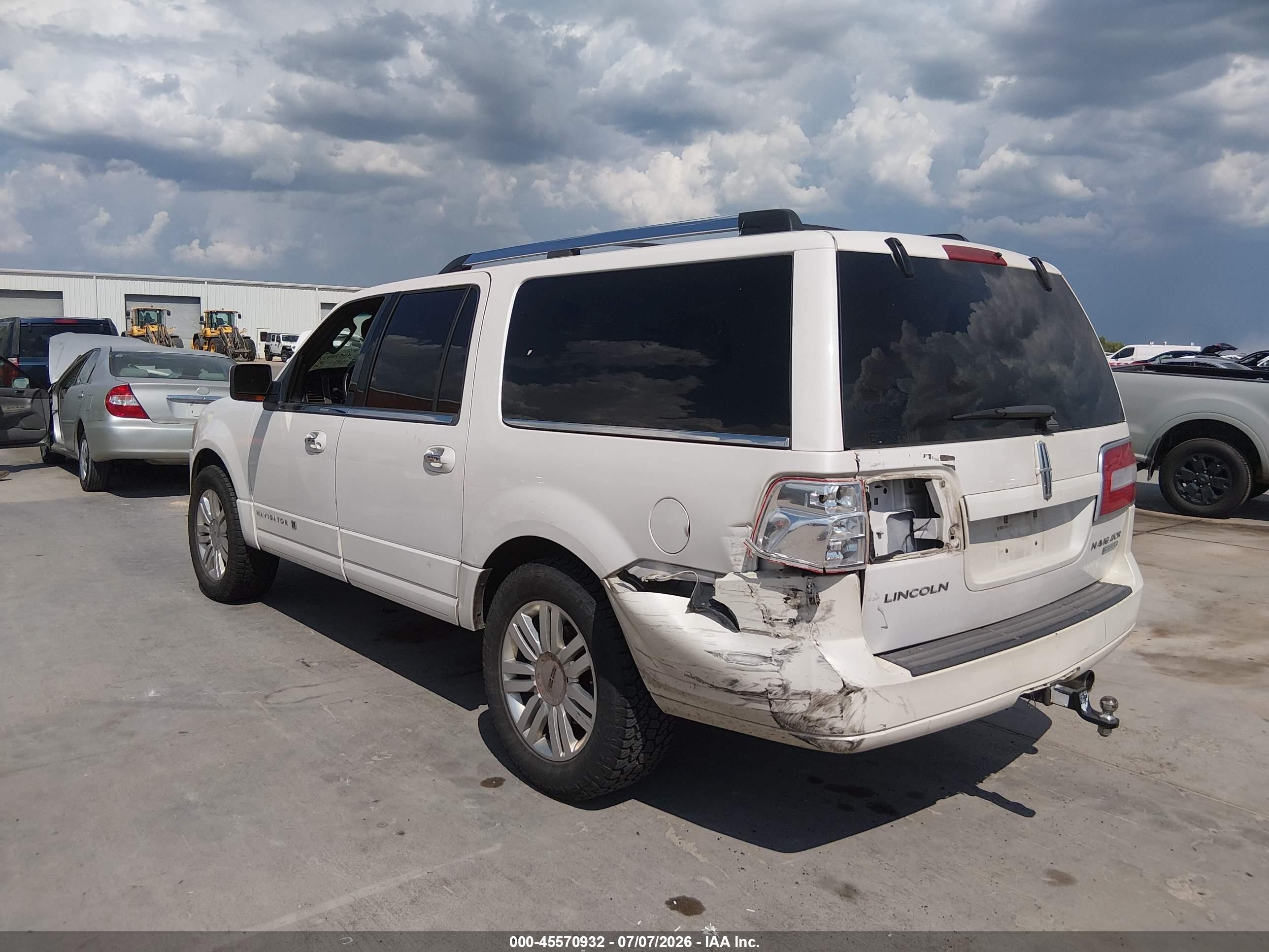 2011 Lincoln Navigator L White vin: 5LMJJ3J57BEJ07462
