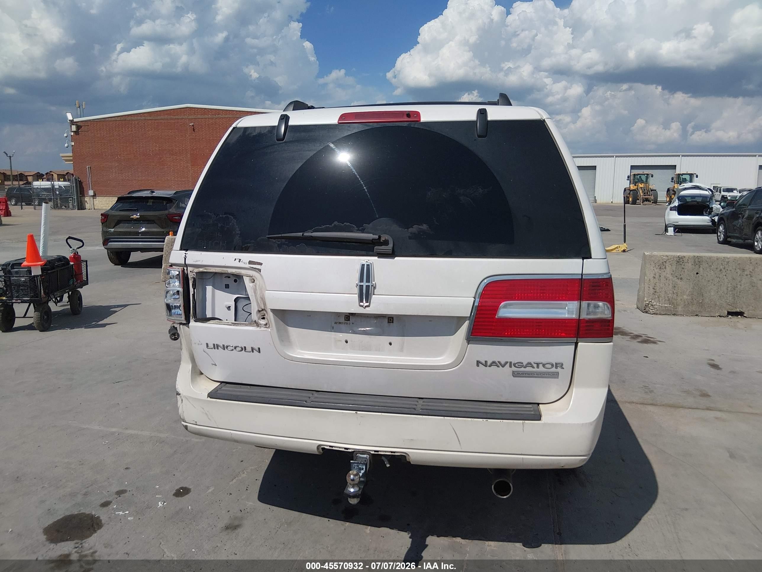 2011 Lincoln Navigator L White vin: 5LMJJ3J57BEJ07462