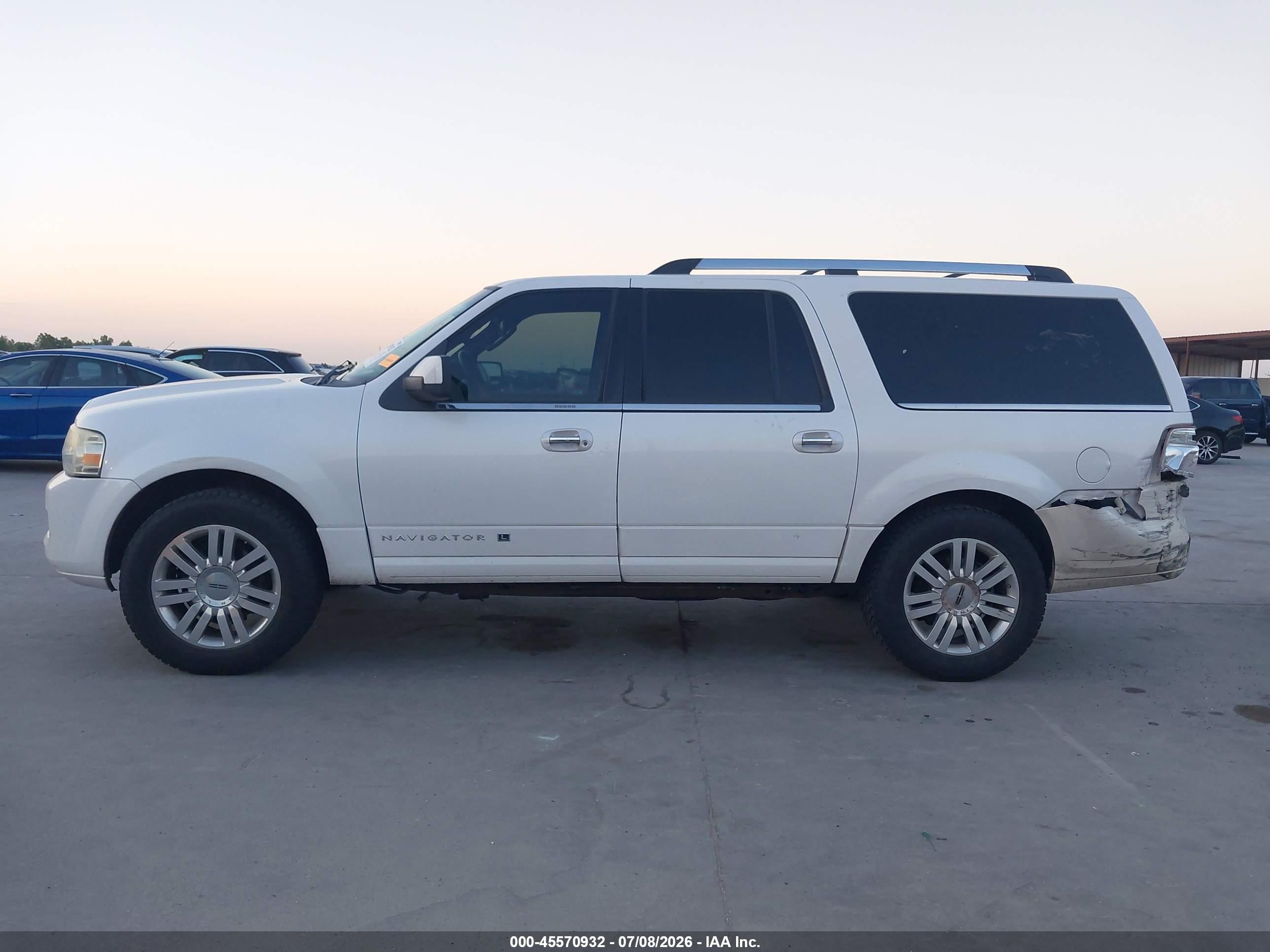 2011 Lincoln Navigator L White vin: 5LMJJ3J57BEJ07462