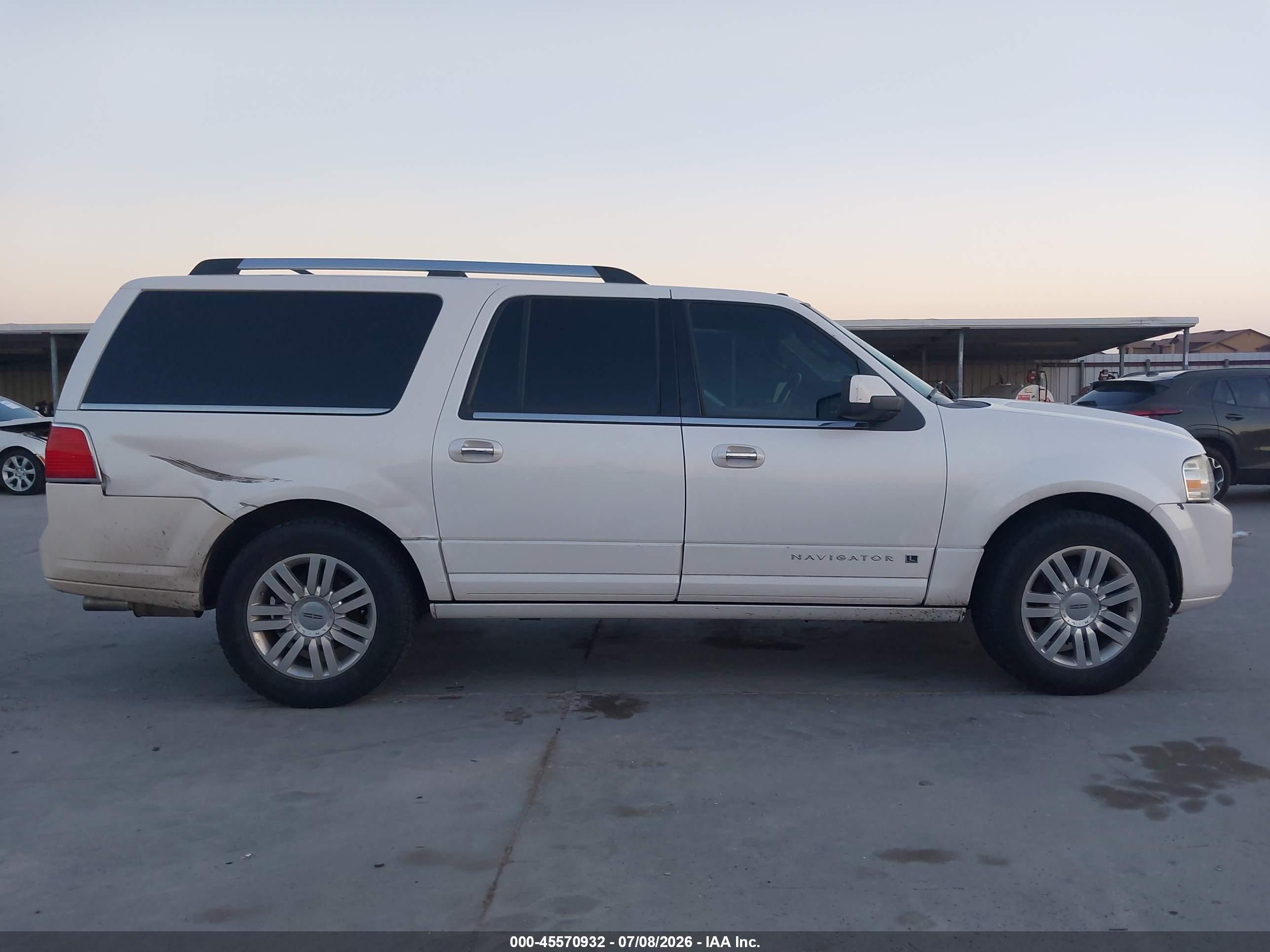 2011 Lincoln Navigator L White vin: 5LMJJ3J57BEJ07462