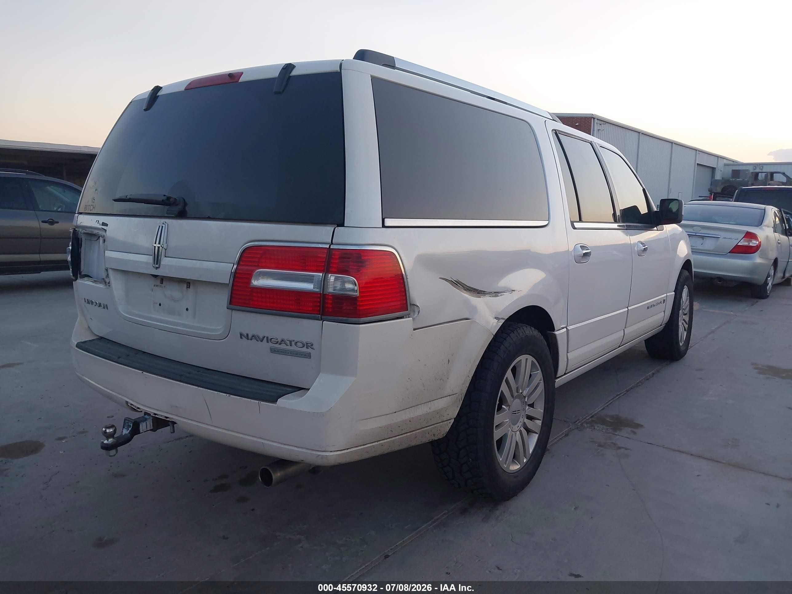 2011 Lincoln Navigator L White vin: 5LMJJ3J57BEJ07462
