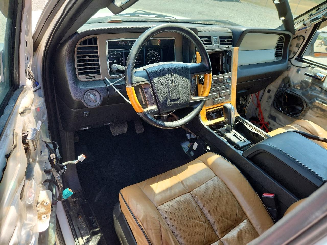 2011 Lincoln Navigator L White vin: 5LMJJ3J5XBEJ10193