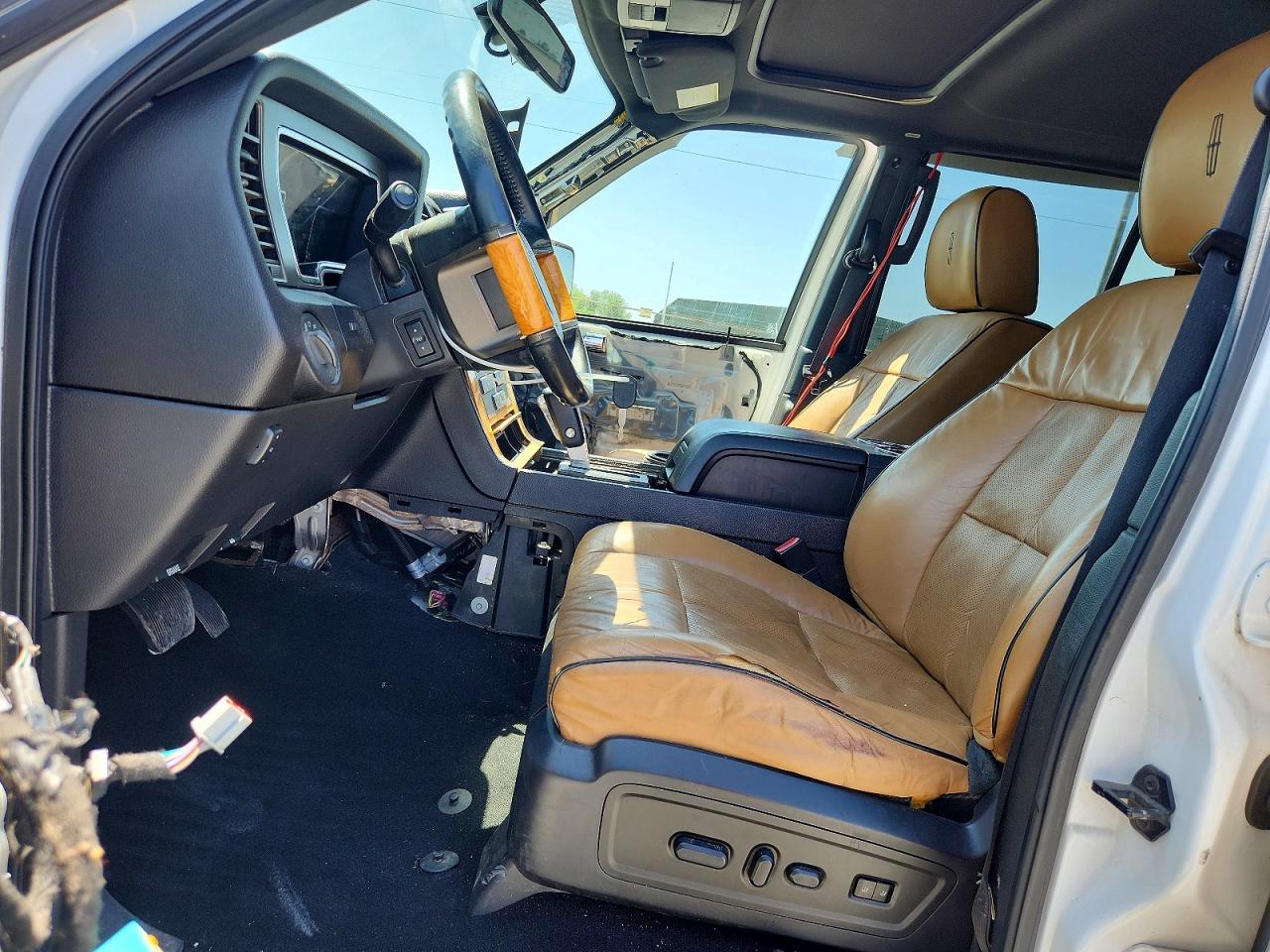 2011 Lincoln Navigator L White vin: 5LMJJ3J5XBEJ10193