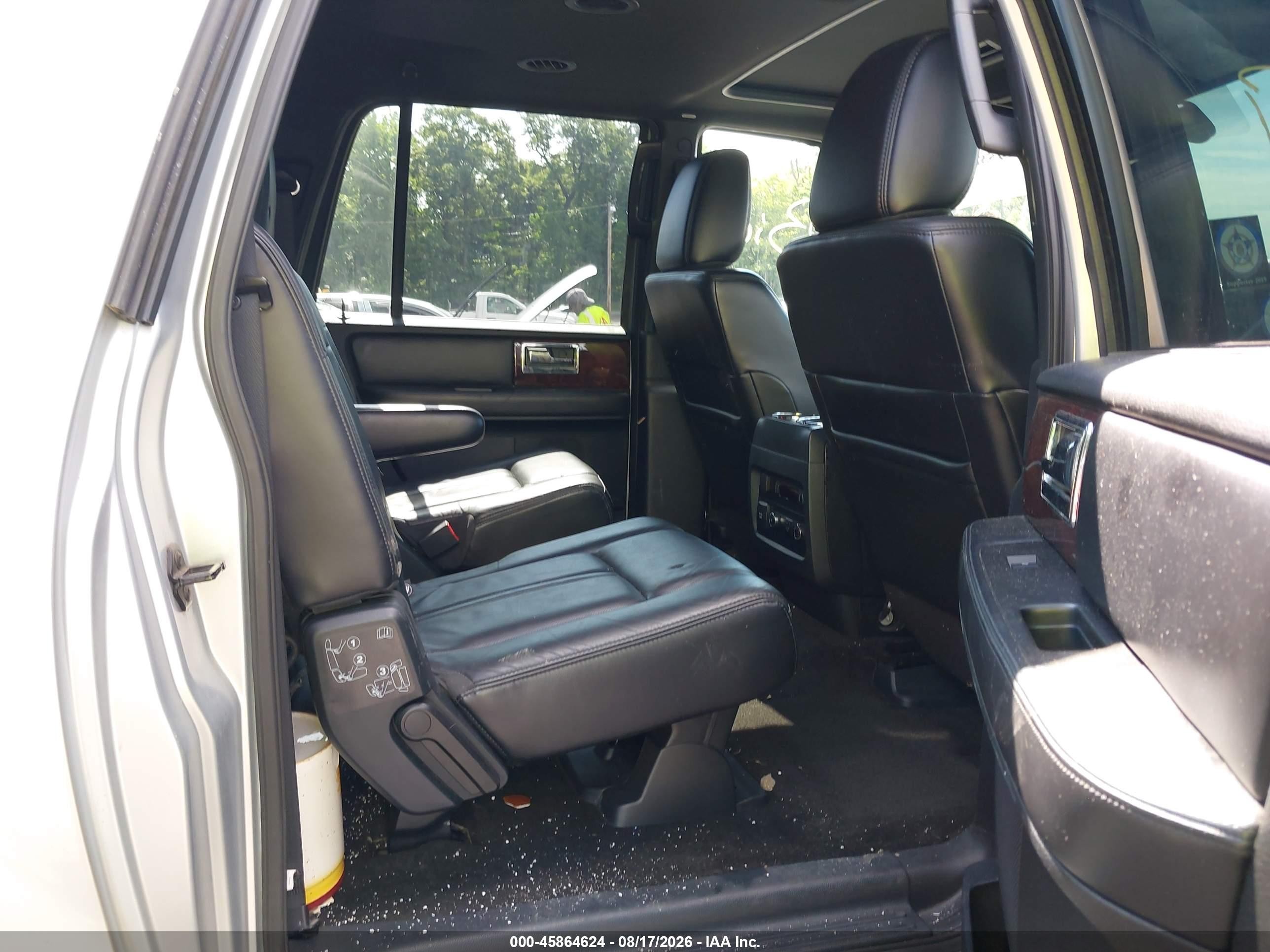 2015 Lincoln Navigator L   Silver vin: 5LMJJ3JT0FEJ10501