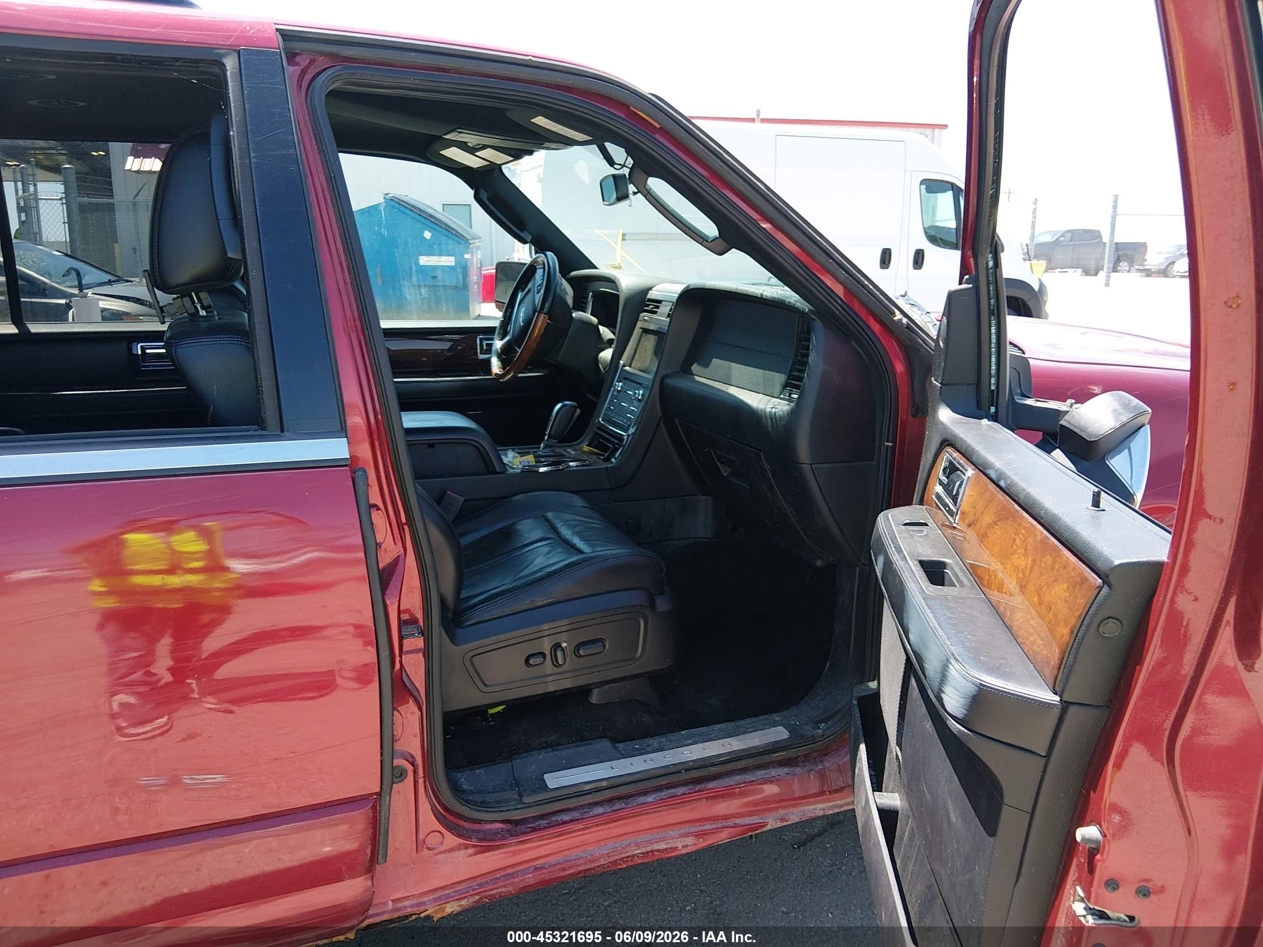2015 Lincoln Navigator L   Red vin: 5LMJJ3JT5FEJ00272