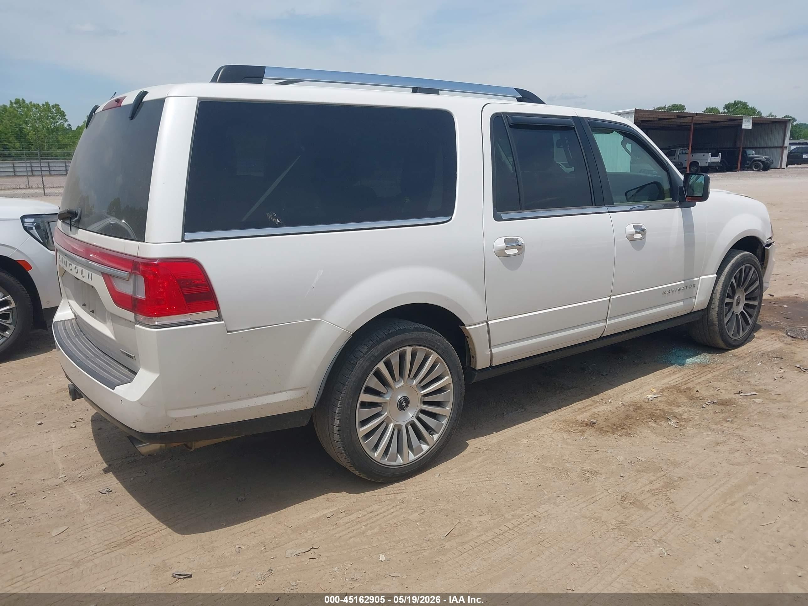 2015 Lincoln Navigator L   White vin: 5LMJJ3JT7FEJ13539