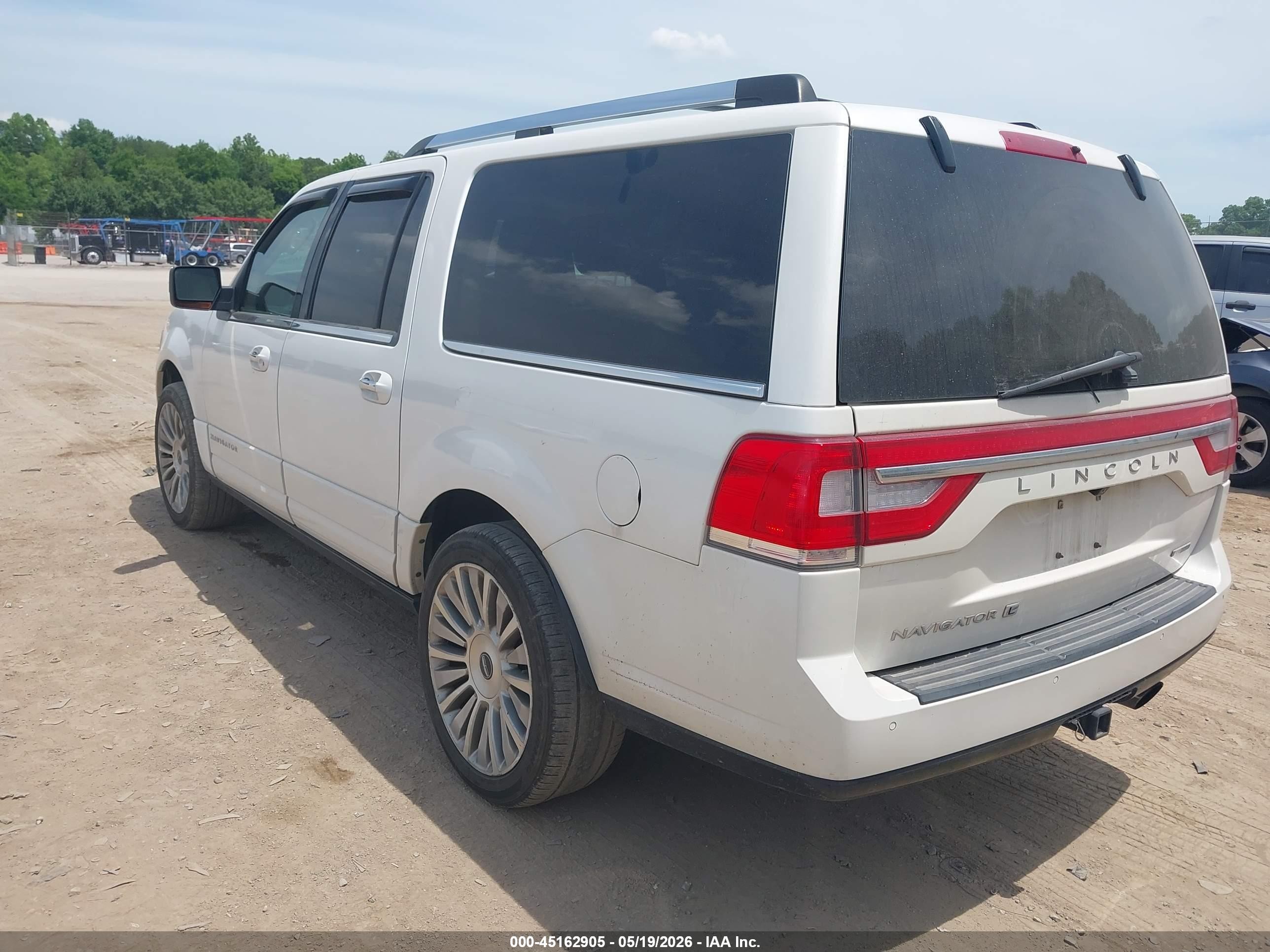 2015 Lincoln Navigator L   White vin: 5LMJJ3JT7FEJ13539