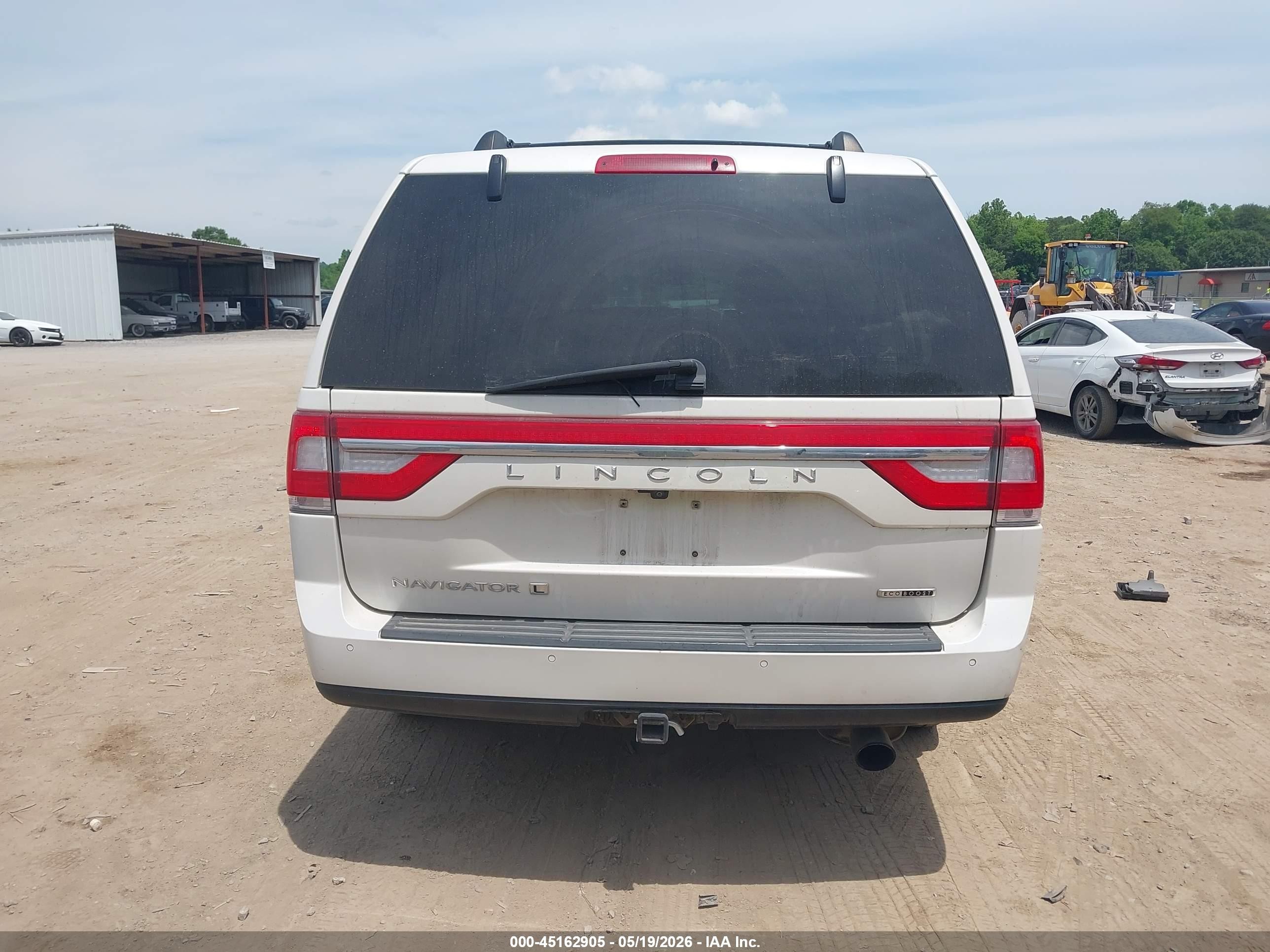 2015 Lincoln Navigator L   White vin: 5LMJJ3JT7FEJ13539