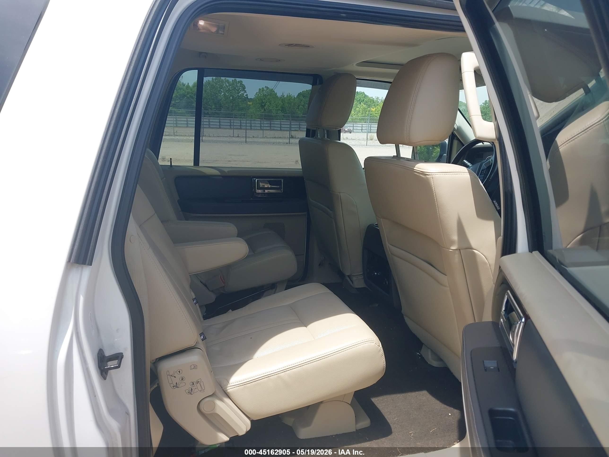 2015 Lincoln Navigator L   White vin: 5LMJJ3JT7FEJ13539